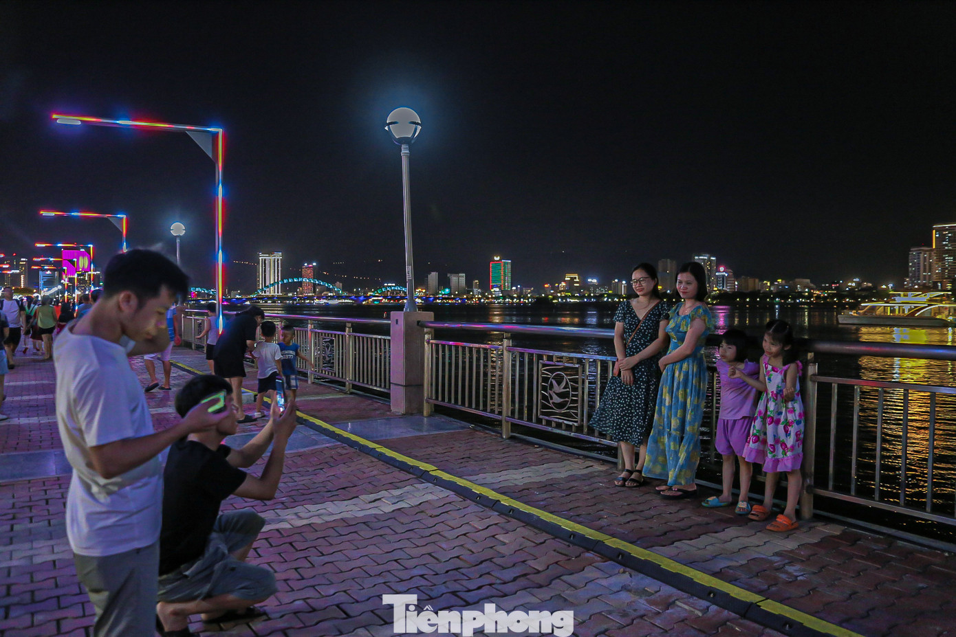 Nhiều gia đình dẫn con cái đi tham quan, vui chơi trước ngày khai trương. Nhiều gia đình dẫn con cái đi tham quan, vui chơi trước ngày khai trương.