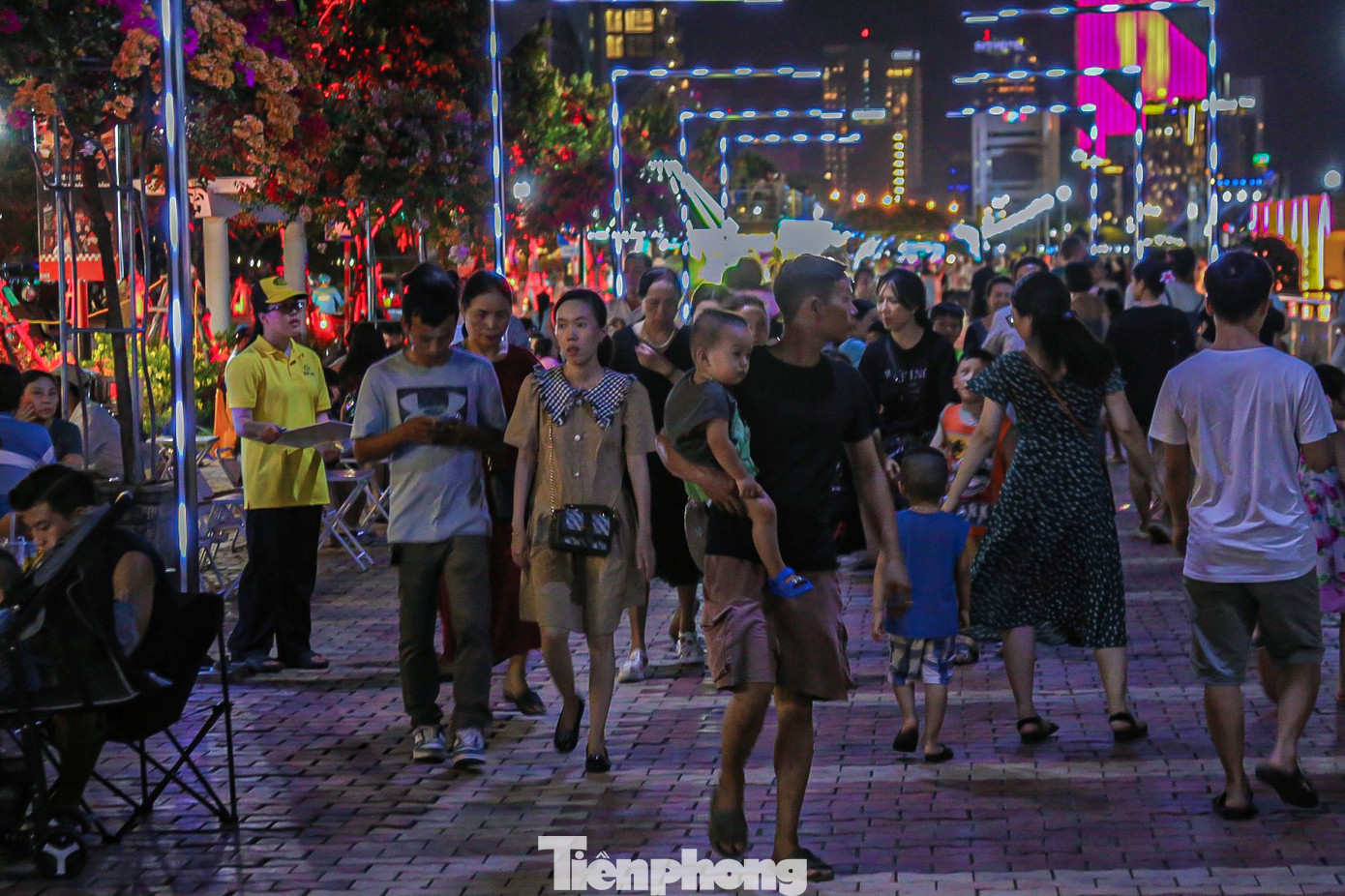 Cả tuyến phố đi bộ lung linh dưới ánh đèn rực rỡ màu sắc. Cả tuyến phố đi bộ lung linh dưới ánh đèn rực rỡ màu sắc.