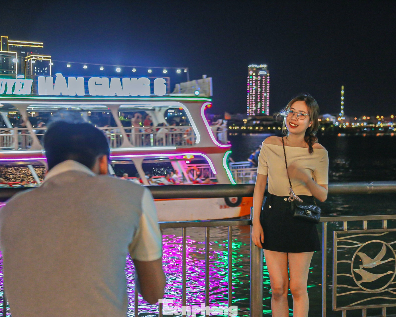 “Em nghĩ phố đi bộ này là địa điểm rất thú vị, thích hợp cho mọi người thư giãn sau những giờ học tập, làm việc căng thẳng. Em cùng bạn mình đến đây từ sớm để tham quan chụp hình trước, chứ sợ tới ngày khai trương sẽ rất đông, chen lấn mệt và khó chụp được những bức hình đẹp”, bạn Nguyễn Thị Như (sinh viên Trường ĐH Duy Tân) chia sẻ. “Em nghĩ phố đi bộ này là địa điểm rất thú vị, thích hợp cho mọi người thư giãn sau những giờ học tập, làm việc căng thẳng. Em cùng bạn mình đến đây từ sớm để tham quan chụp hình trước, chứ sợ tới ngày khai trương sẽ rất đông, chen lấn mệt và khó chụp được những bức hình đẹp”, bạn Nguyễn Thị Như (sinh viên Trường ĐH Duy Tân) chia sẻ.