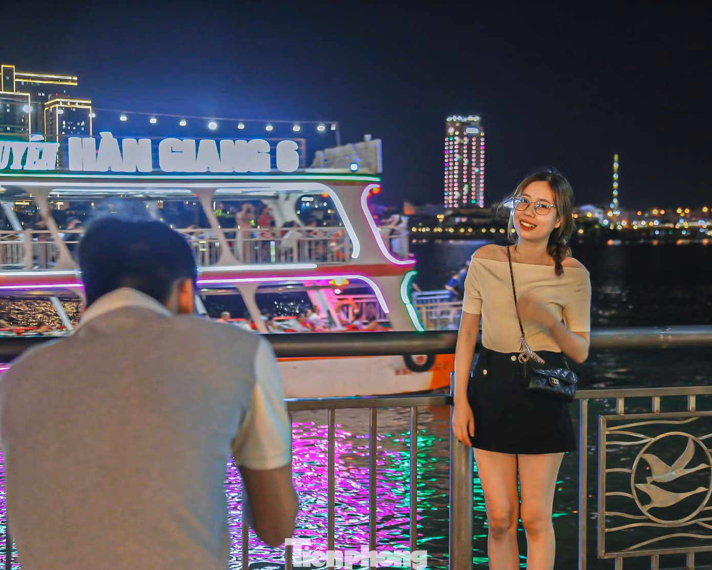 “Em nghĩ phố đi bộ này là địa điểm rất thú vị, thích hợp cho mọi người thư giãn sau những giờ học tập, làm việc căng thẳng. Em cùng bạn mình đến đây từ sớm để tham quan chụp hình trước, chứ sợ tới ngày khai trương sẽ rất đông, chen lấn mệt và khó chụp được những bức hình đẹp”, bạn Nguyễn Thị Như (sinh viên Trường ĐH Duy Tân) chia sẻ.
