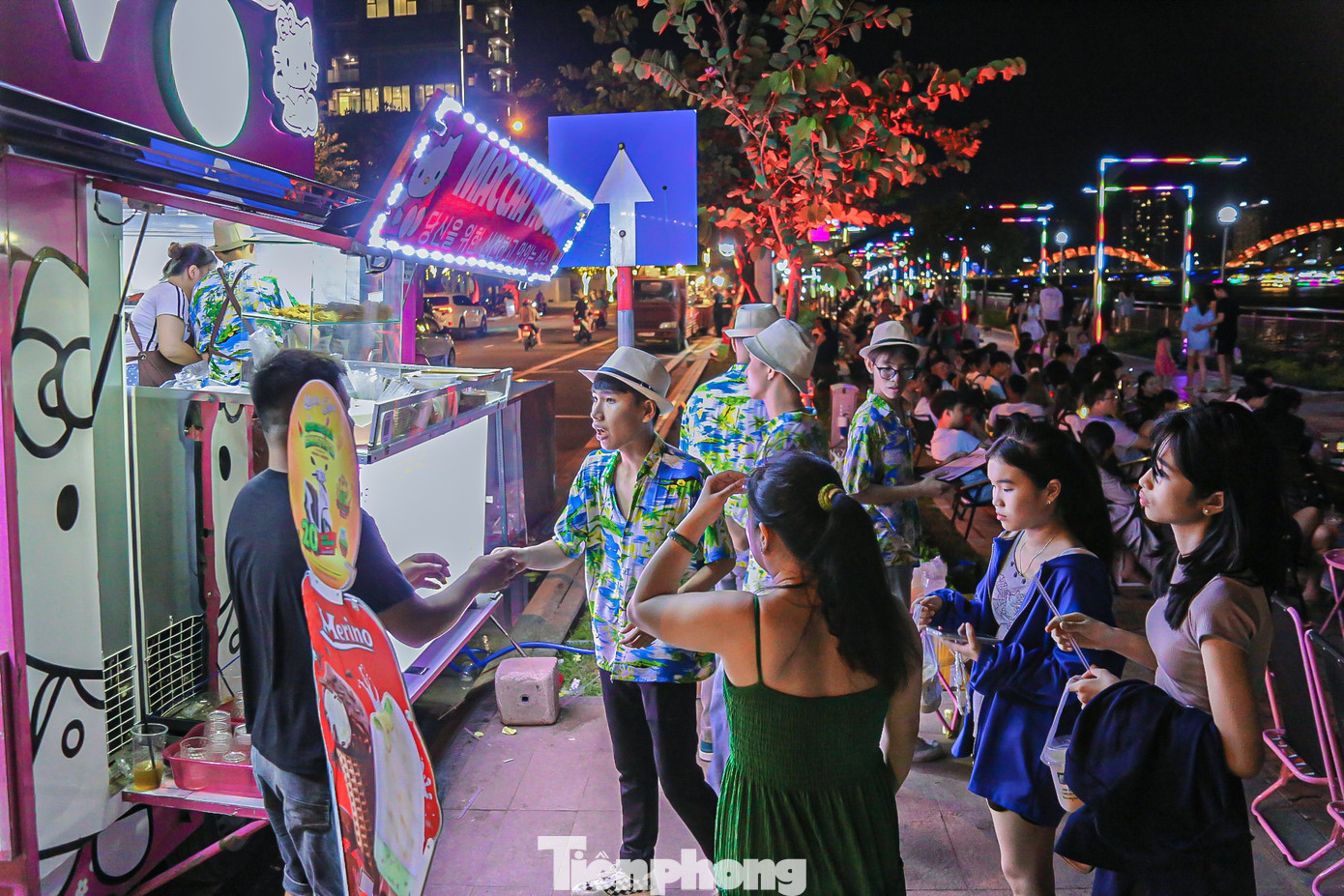 Các ki-ốt bán hàng như đồ ăn, nước uống... thu hút đông đảo du khách. Các ki-ốt bán hàng như đồ ăn, nước uống... thu hút đông đảo du khách.