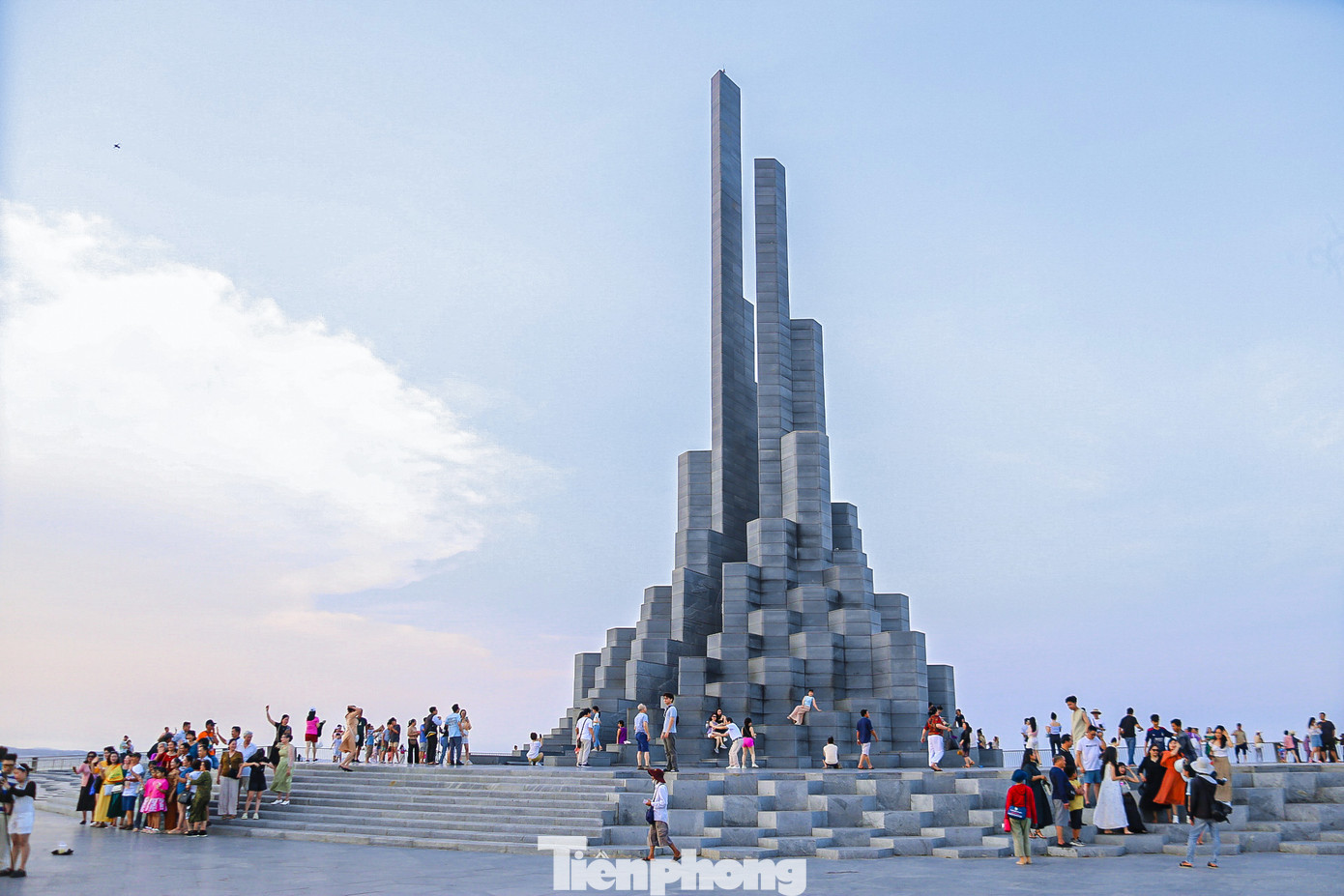 Nằm ở nút giao thông đường Nguyễn Hữu Thọ - Độc Lập (TP Tuy Hòa), tháp Nghinh Phong là địa điểm thu hút rất đông du khách đến tham quan, check-in.