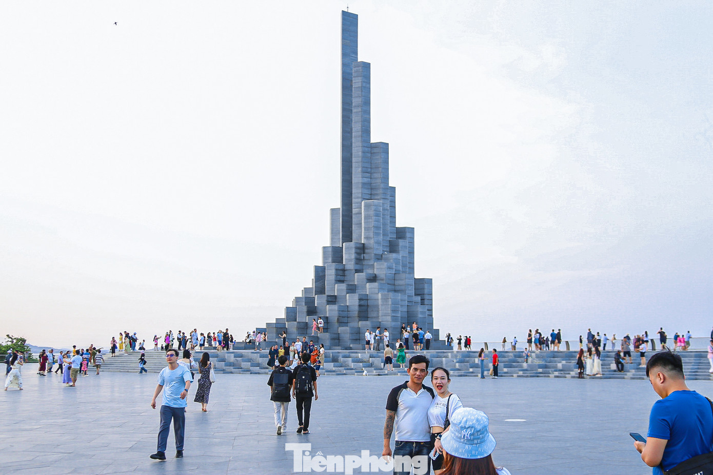 Nằm ở nút giao thông đường Nguyễn Hữu Thọ - Độc Lập (TP Tuy Hòa), tháp Nghinh Phong là địa điểm thu hút rất đông du khách đến tham quan, check-in.