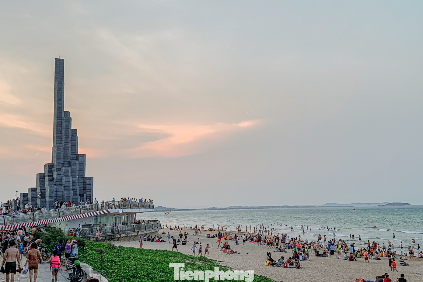 Không chỉ bãi biển, các địa điểm “hot” tại Phú Yên như tháp Nghinh Phong, gành Đá Đĩa cũng thu hút du khách đến tham quan, check-in trong kỳ nghỉ lễ của mình.