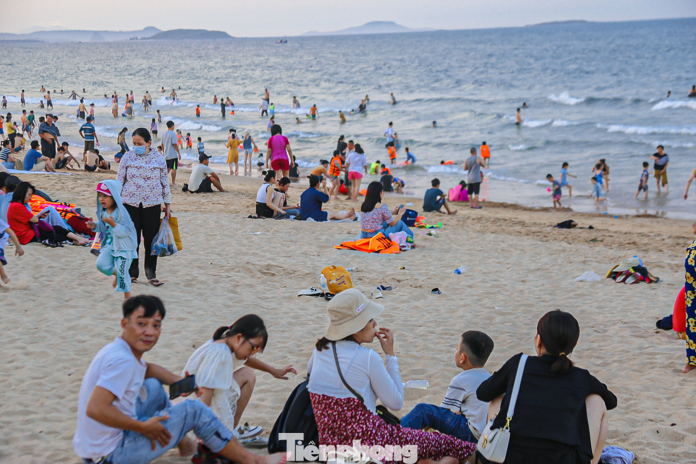 Anh Cao Bá Tuấn (trú thị trấn Chí Thạnh, huyện Tuy An) cho biết, thời tiết trong những ngày nghỉ lễ năm nay nắng nóng nên anh đưa gia đình đi biển giải nhiệt từ sớm. “Năm nay thời tiết quá nóng nên gia đình tôi quyết định không đi chơi xa mà chọn đi các bãi biển gần nhà để vui chơi, tắm mát. Trong những ngày nghỉ sắp tới tôi sẽ chở con ra biển tắm thường xuyên để quên đi cái nóng này”, anh Tuấn nói.