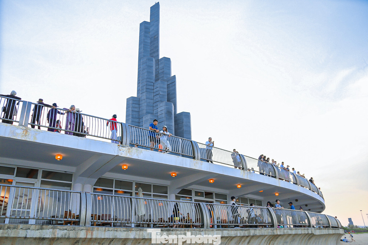 Nhiều người chọn đứng từ trên cao để thư giãn, hóng mát.