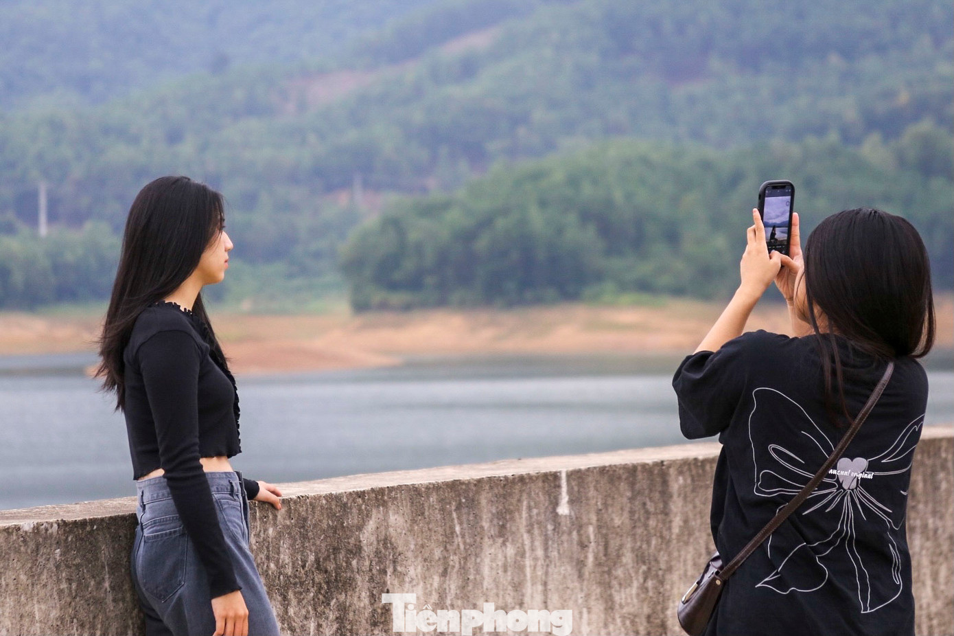 Khung cảnh tuyệt đẹp ở đây đã thu hút giới trẻ đến tham quan, chụp hình.