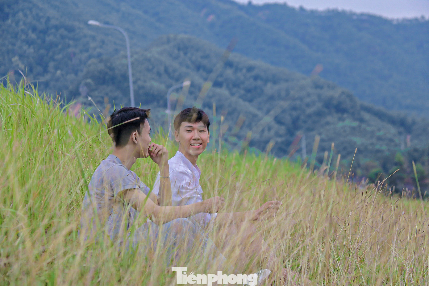 Khung cảnh tuyệt đẹp ở đây đã thu hút giới trẻ đến tham quan, chụp hình.