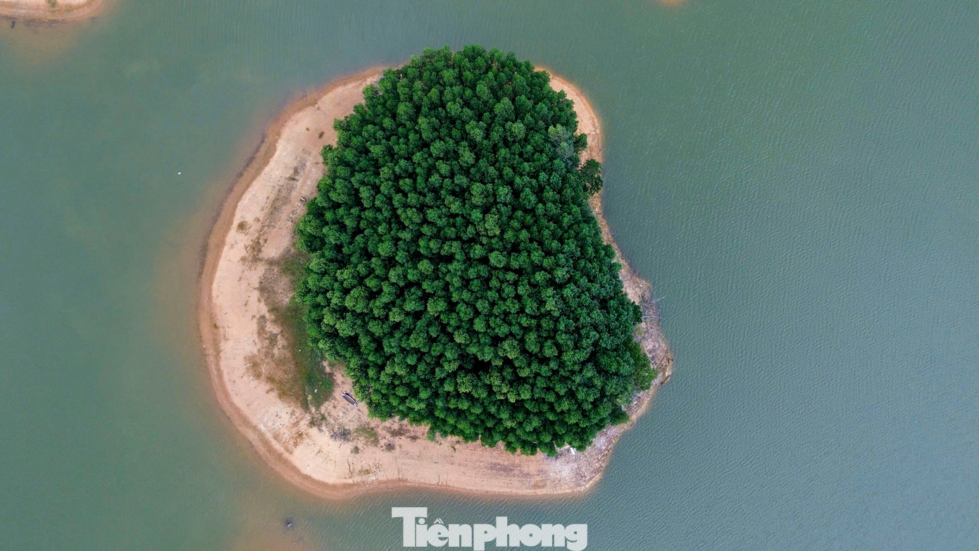 Xung quanh hồ là những cánh đồng cỏ tranh, những quả đồi hay dãy núi nhấp nhô, tạo nên cảnh quan tuyệt đẹp như một "vịnh Hạ Long" thu nhỏ.