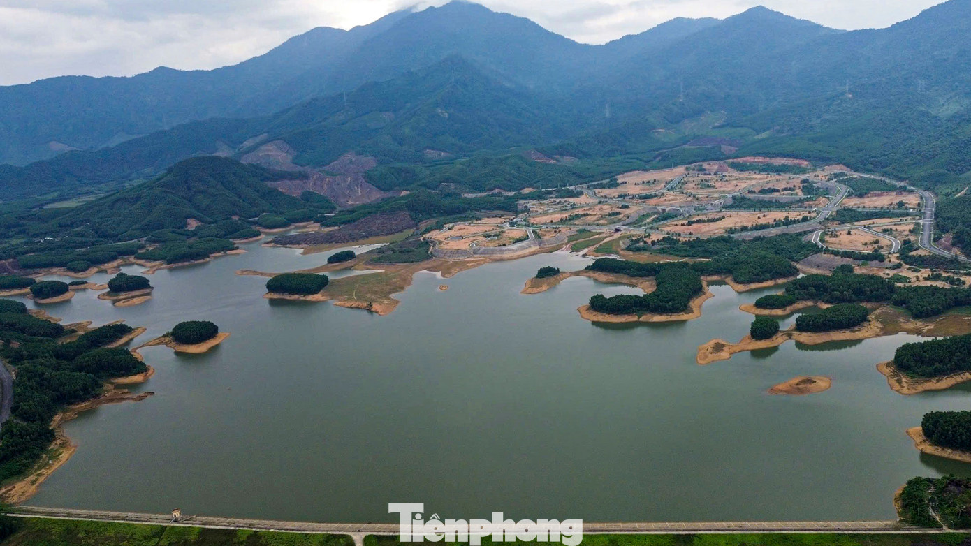 Nằm cách trung tâm thành phố Đà Nẵng khoảng 20 km, hồ Hòa Trung trước đây là hồ nước nhân tạo để tưới tiêu và phục vụ sinh hoạt cho người dân hai xã Hòa Liên và Hòa Ninh. Tuy nhiên, địa điểm này gần đây lại trở thành nơi vui chơi, cắm trại của giới trẻ và cũng là điểm đến hấp dẫn của du khách thập phương.
