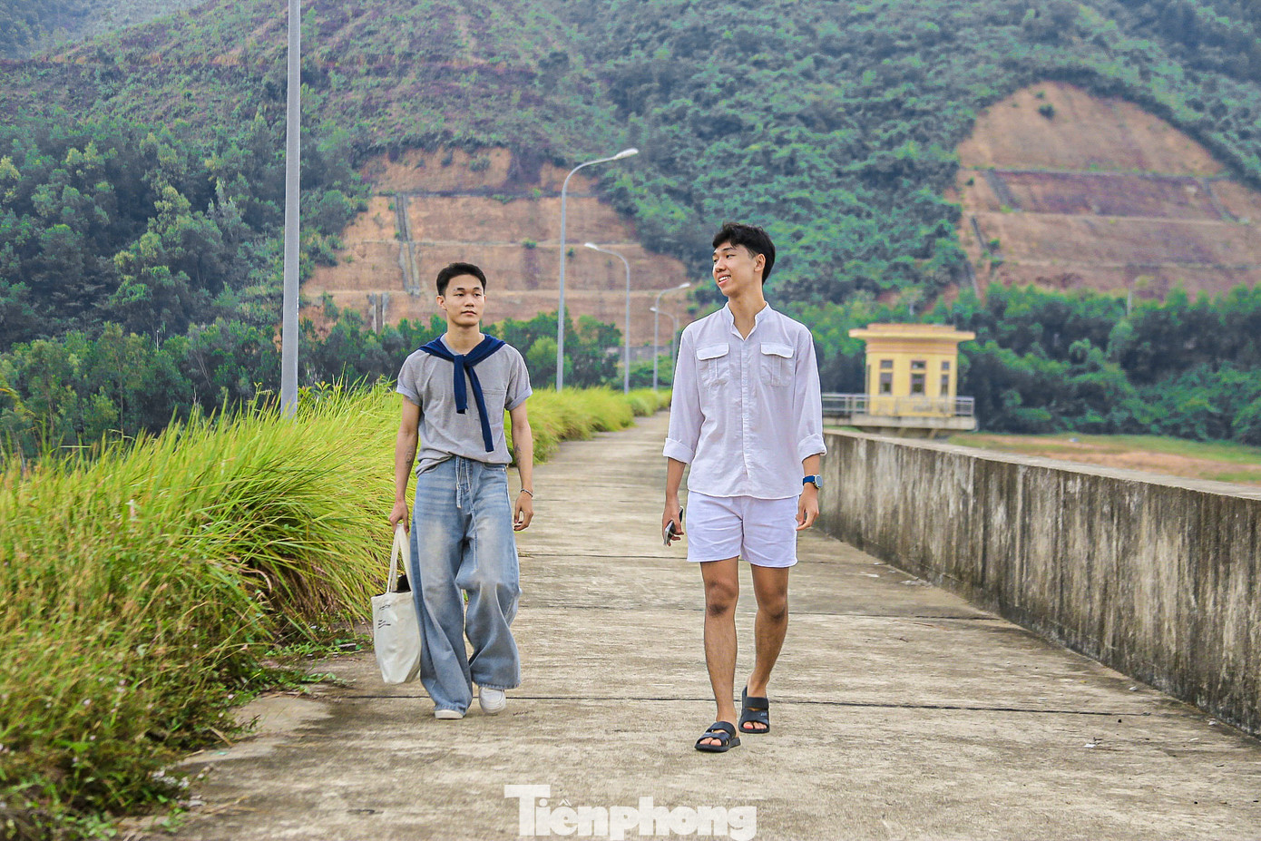 “Thật sự khung cảnh ở đây không khác gì “vịnh Hạ Long” thu nhỏ ở Đà Nẵng. Mong sao nhiều người đến đây cắm trại, vui chơi sẽ không xả rác bừa bãi, để môi trường luôn trong lành, sạch đẹp”, Đặng Đức Chính – sinh viên ĐH Bách khoa Đà Nẵng chia sẻ.