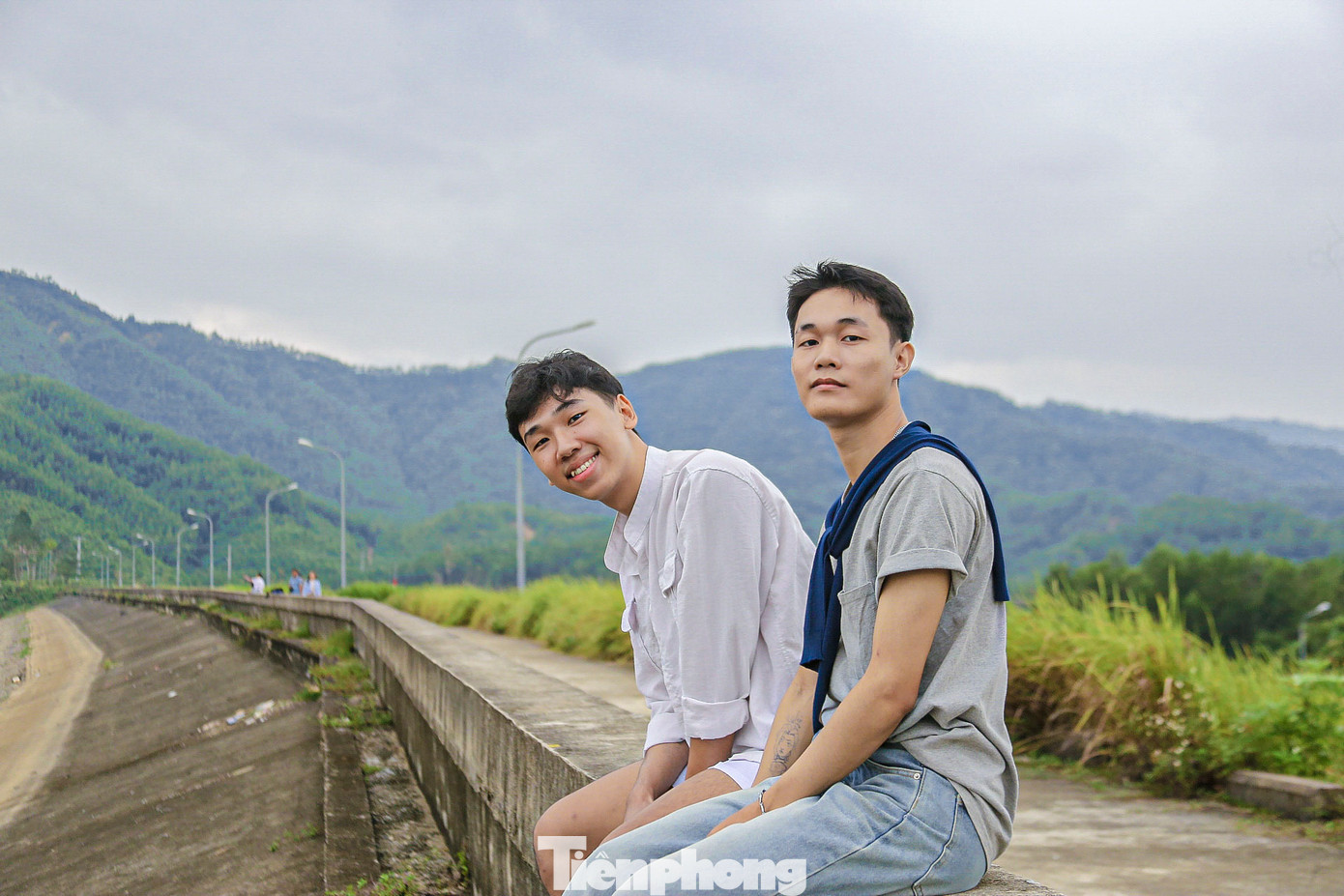 Phạm Tiến Sơn – sinh viên Trường ĐH Bách khoa Đà Nẵng tranh thủ thời gian rảnh sau giờ học tìm đến để vui chơi, thư giãn. “Em cùng bạn biết đến nơi này nhờ mạng xã hội và đã tìm đến đây. Ở đây những cánh đồng cỏ xanh mướt bạt ngàn, hồ nước trong vắt cùng không khí trong lành rất thích hợp để thư giãn sau những giờ học”, Tiến Sơn cho biết.