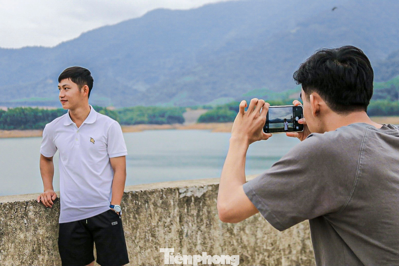 Khung cảnh tuyệt đẹp ở đây đã thu hút giới trẻ đến tham quan, chụp hình.