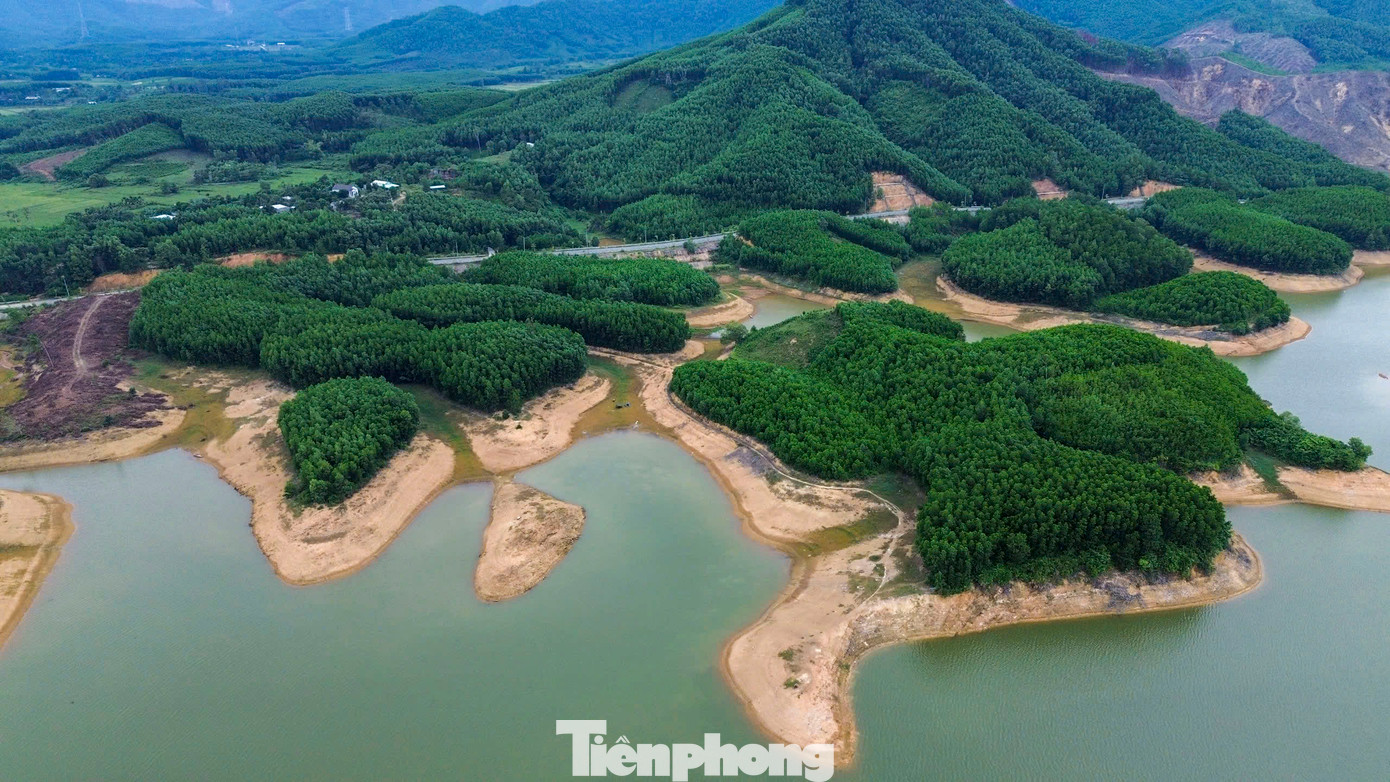 Xung quanh hồ là những cánh đồng cỏ tranh, những quả đồi hay dãy núi nhấp nhô, tạo nên cảnh quan tuyệt đẹp như một "vịnh Hạ Long" thu nhỏ.