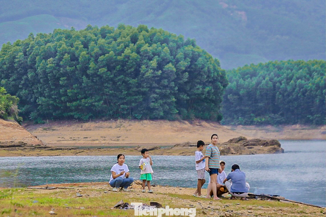 Nhiều gia đình đã tìm đến để cắm trại, vui chơi thư giãn dịp cuối tuần.