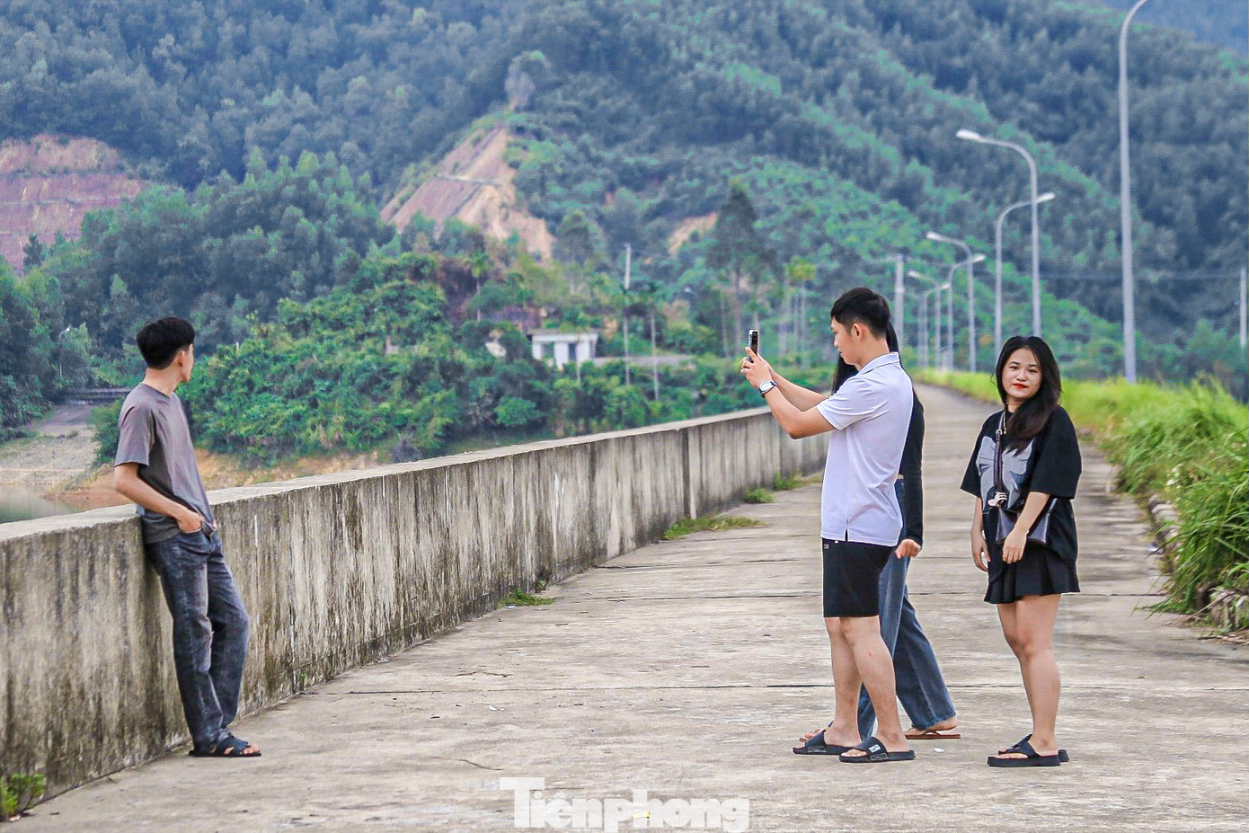Khung cảnh tuyệt đẹp ở đây đã thu hút giới trẻ đến tham quan, chụp hình.