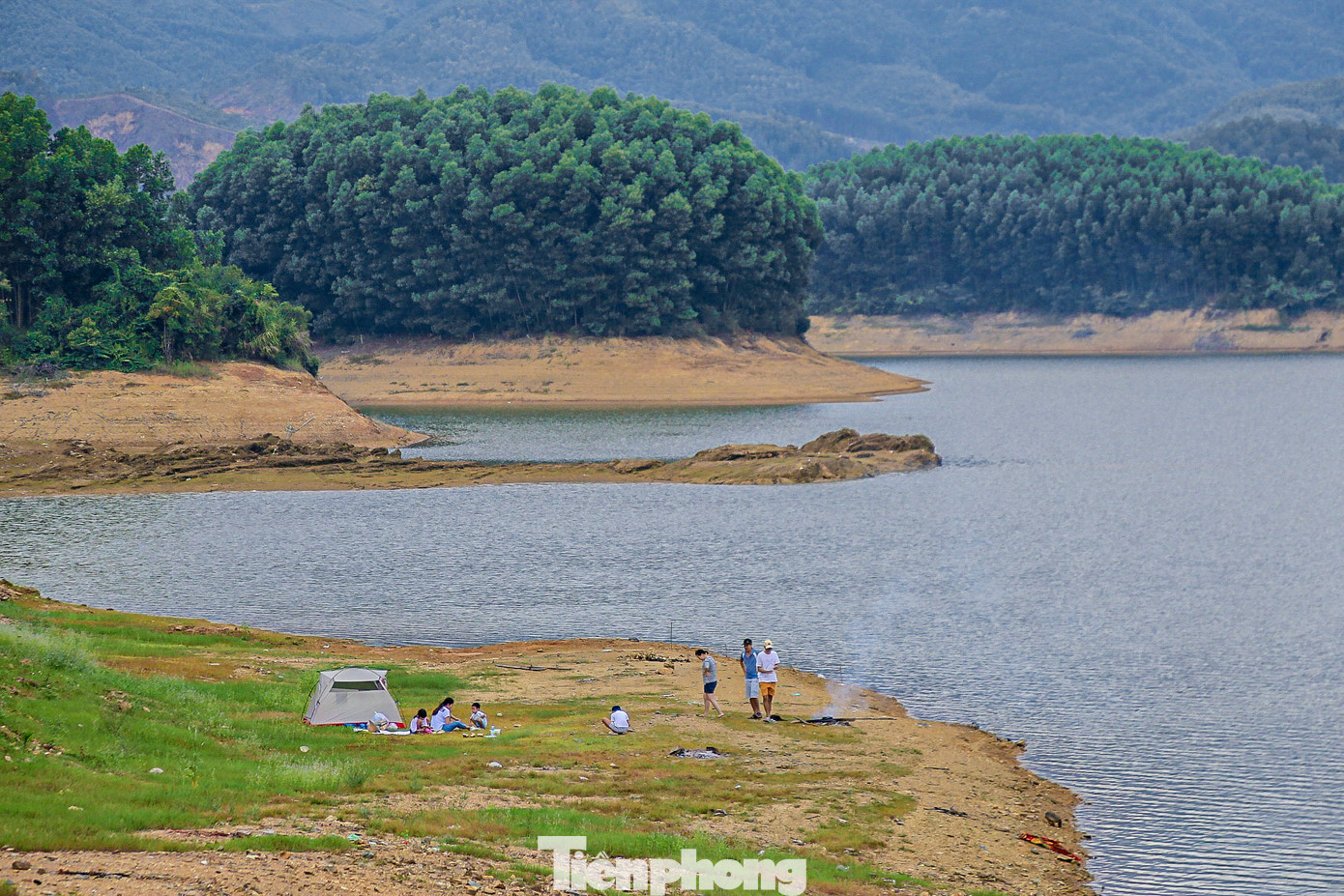 Nhiều gia đình đã tìm đến để cắm trại, vui chơi thư giãn dịp cuối tuần.