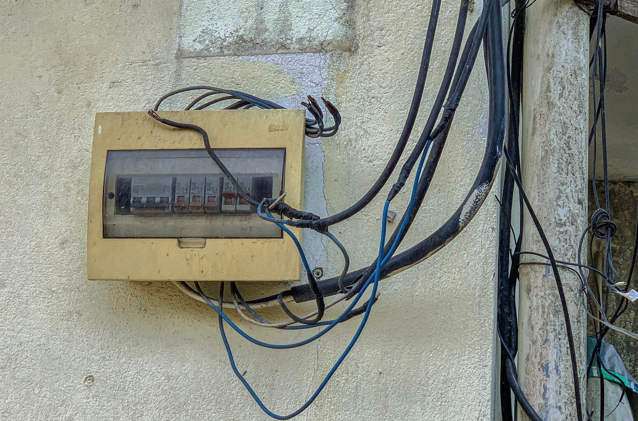 Nhiều mảng tường bị bong tróc, rong rêu bám đầy. Hệ thống điện đã hư hỏng, xuống cấp nghiêm trọng. Nhiều mảng tường bị bong tróc, rong rêu bám đầy. Hệ thống điện đã hư hỏng, xuống cấp nghiêm trọng.