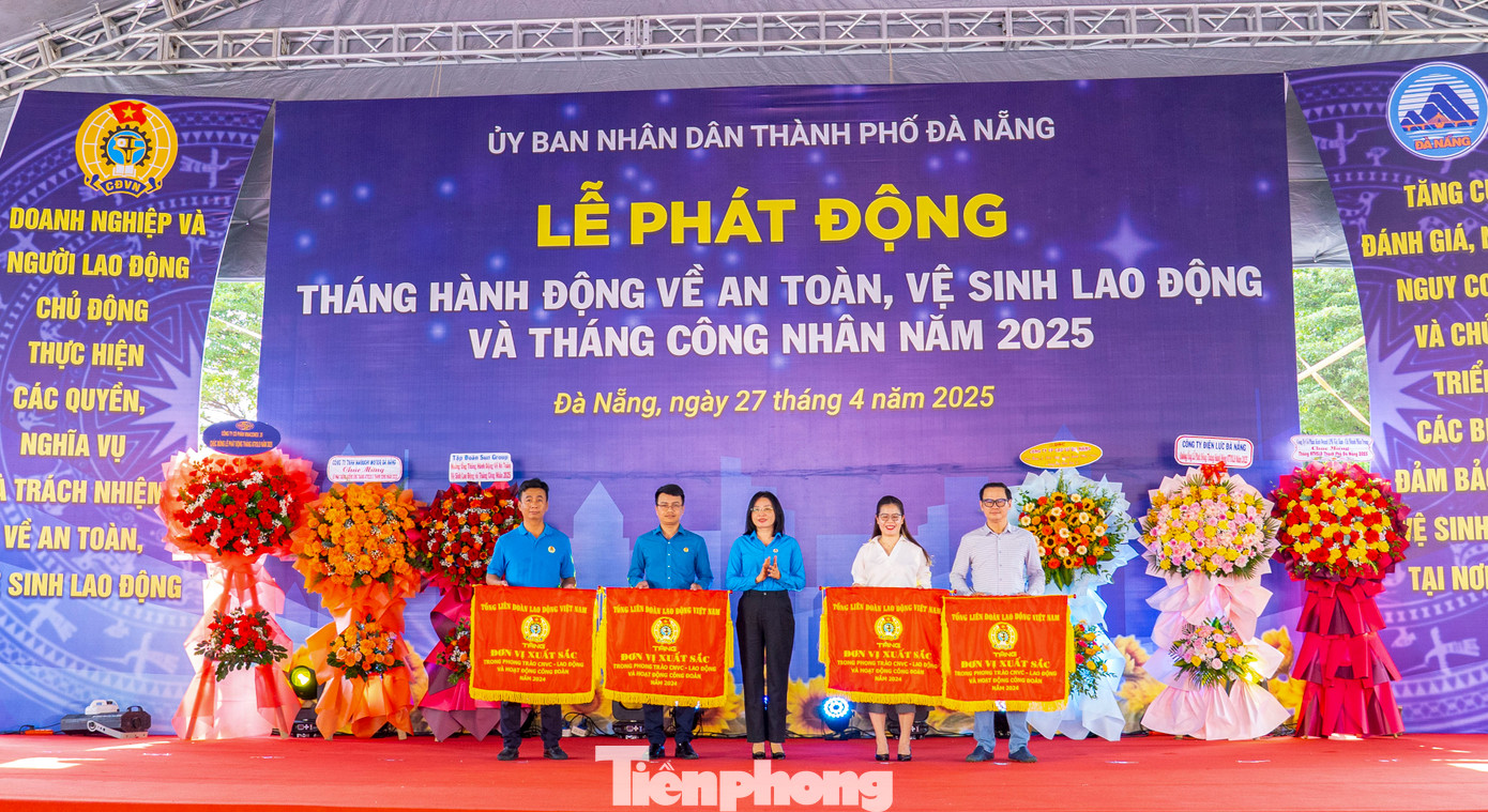 Tại lễ phát động, Ban tổ chức trao khen thưởng của các cấp, ngành cho 21 tập thể, cá nhân có thành tích xuất sắc trong công tác an toàn vệ sinh lao động và 4 tập thể có thành tích xuất sắc trong phong trào thi đua lao động giỏi, xây dựng tổ chức Công đoàn vững mạnh năm 2024. Tại lễ phát động, Ban tổ chức trao khen thưởng của các cấp, ngành cho 21 tập thể, cá nhân có thành tích xuất sắc trong công tác an toàn vệ sinh lao động và 4 tập thể có thành tích xuất sắc trong phong trào thi đua lao động giỏi, xây dựng tổ chức Công đoàn vững mạnh năm 2024.