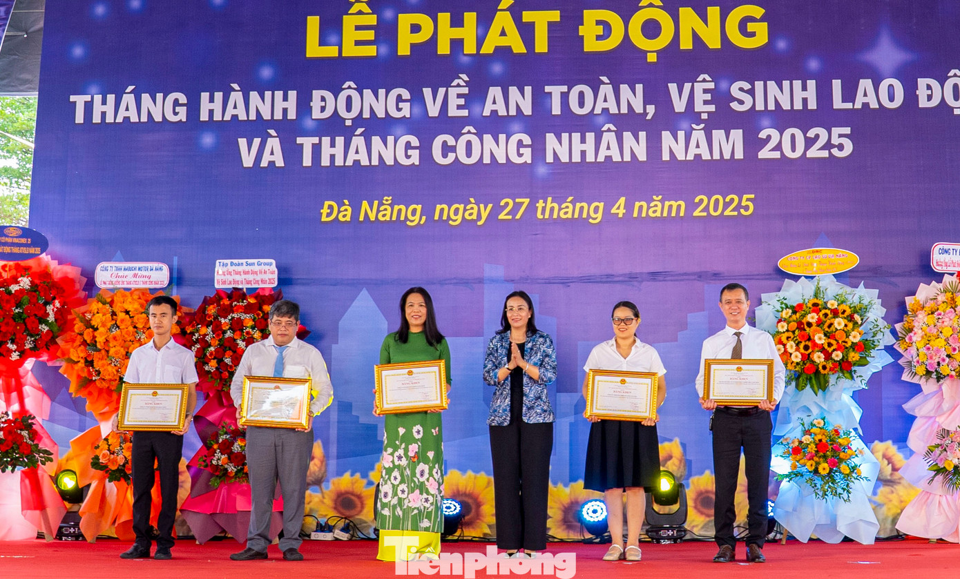 "Tôi mong các doanh nghiệp luôn trân trọng, quan tâm đầu tư phát triển nguồn nhân lực, chia sẻ thành quả với người lao động để nuôi dưỡng nguồn lực quý giá, lực lượng tiên phong, trực tiếp trong sự nghiệp công nghiệp hóa, hiện đại hóa đất nước. Tôi cũng đề nghị các công nhân, công chức, viên chức và người lao động tại mỗi cơ quan, đơn vị, doanh nghiệp tiếp tục phát huy trí tuệ, tinh thần sáng tạo, thi đua lao động sản xuất, góp phần hoàn thành các mục tiêu, nhiệm vụ được giao. Đồng thời đồng hành, gắn bó với tổ chức Công đoàn Việt Nam, tiếp tục đóng góp tích cực vào sự nghiệp xây dựng và phát triển thành phố", bà Thi nói. "Tôi mong các doanh nghiệp luôn trân trọng, quan tâm đầu tư phát triển nguồn nhân lực, chia sẻ thành quả với người lao động để nuôi dưỡng nguồn lực quý giá, lực lượng tiên phong, trực tiếp trong sự nghiệp công nghiệp hóa, hiện đại hóa đất nước. Tôi cũng đề nghị các công nhân, công chức, viên chức và người lao động tại mỗi cơ quan, đơn vị, doanh nghiệp tiếp tục phát huy trí tuệ, tinh thần sáng tạo, thi đua lao động sản xuất, góp phần hoàn thành các mục tiêu, nhiệm vụ được giao. Đồng thời đồng hành, gắn bó với tổ chức Công đoàn Việt Nam, tiếp tục đóng góp tích cực vào sự nghiệp xây dựng và phát triển thành phố", bà Thi nói.