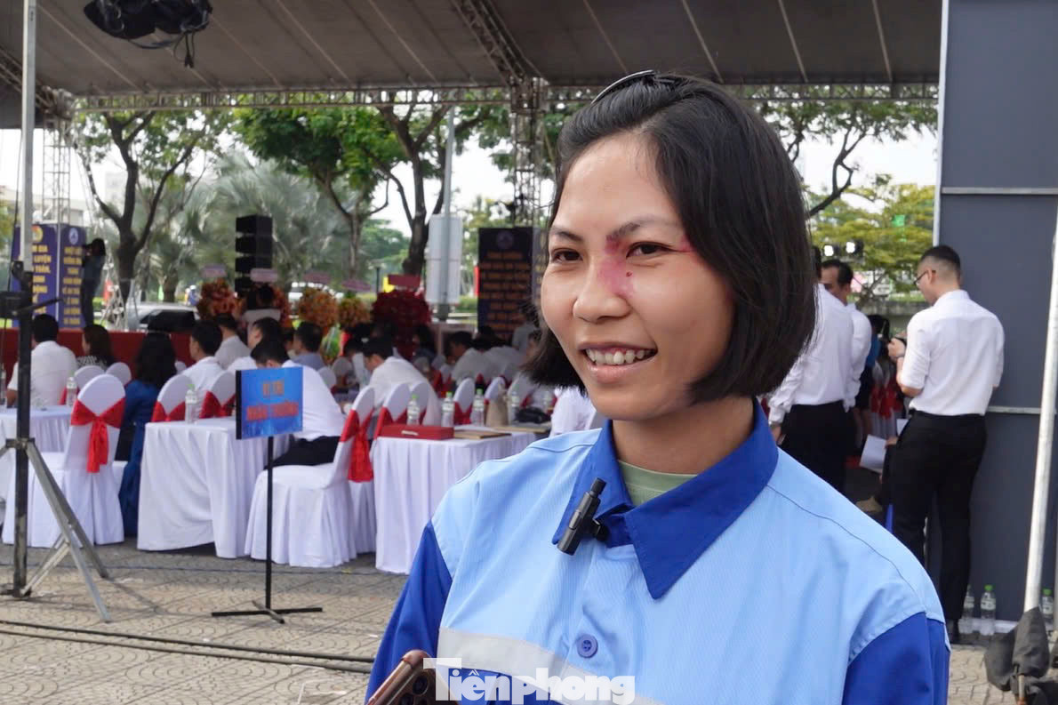 Chị Hoàng Thị Hà, công nhân Công ty CP Môi trường Đô thị Đà Nẵng xúc động chia sẻ: "Nhận được nhà ‘Mái ấm Công đoàn’, tôi rất vui mừng và hạnh phúc. Căn nhà này có lẽ là ước mơ cả đời của tôi và gia đình. Tôi thật sự biết ơn sự quan tâm, sẻ chia của tổ chức Công đoàn đã giúp tôi có một mái ấm vững chắc để an tâm làm việc và ổn định cuộc sống." Chị Hoàng Thị Hà, công nhân Công ty CP Môi trường Đô thị Đà Nẵng xúc động chia sẻ: "Nhận được nhà ‘Mái ấm Công đoàn’, tôi rất vui mừng và hạnh phúc. Căn nhà này có lẽ là ước mơ cả đời của tôi và gia đình. Tôi thật sự biết ơn sự quan tâm, sẻ chia của tổ chức Công đoàn đã giúp tôi có một mái ấm vững chắc để an tâm làm việc và ổn định cuộc sống."