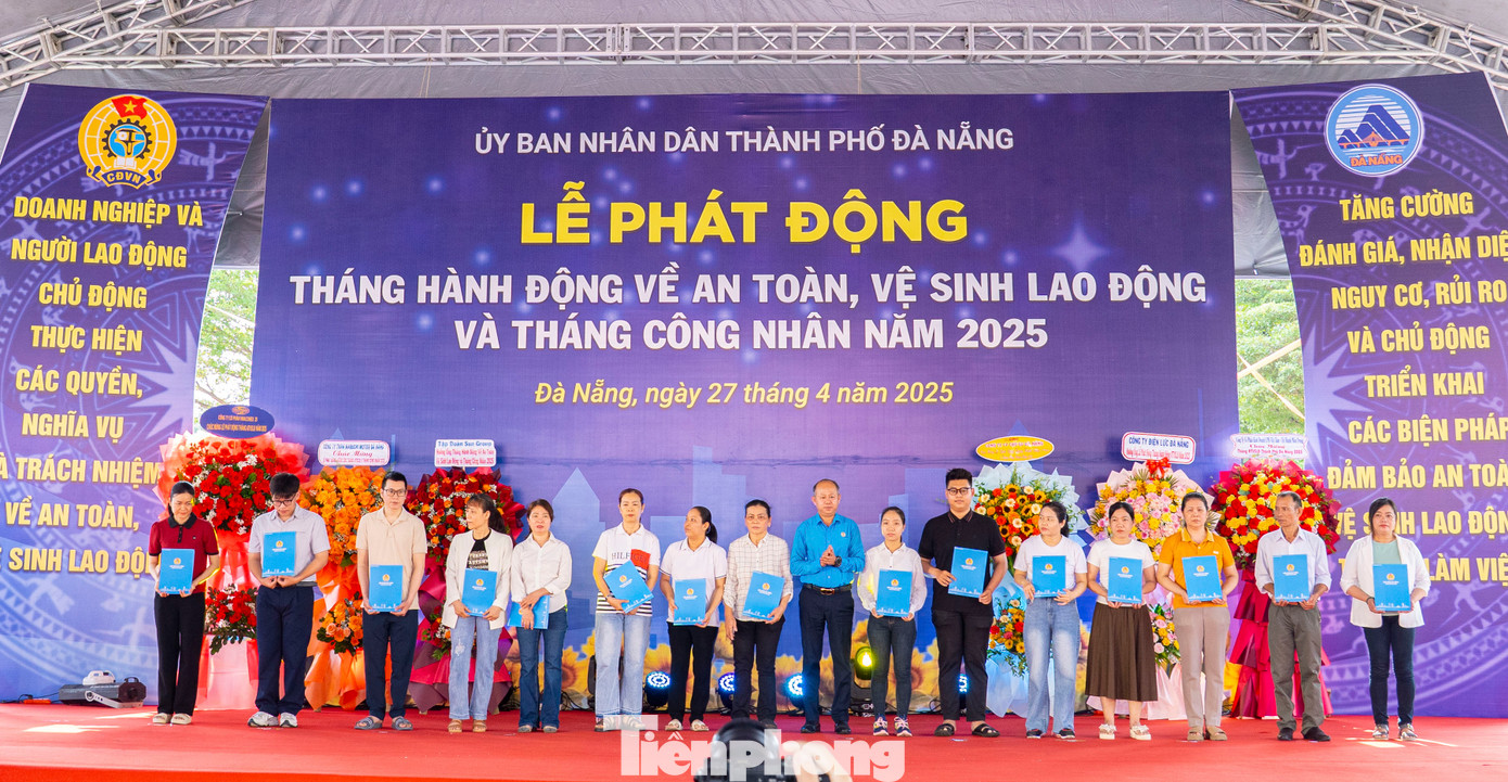 Trong Tháng Công nhân 2025, Liên đoàn Lao động thành phố tặng 174 suất quà, tổng kinh phí 380 triệu đồng, gồm: 170 suất quà, mỗi suất 2 triệu đồng cho người lao động bị tai nạn lao động, bệnh nghề nghiệp, bệnh hiểm nghèo và 4 suất, trị giá 10 triệu đồng/suất hỗ trợ cho gia đình đoàn viên, công nhân bị tử vong do tai nạn lao động, bệnh nghề nghiệp; trao 34 “Mái ấm Công đoàn” với tổng kinh phí hơn 1,22 tỷ đồng cho đoàn viên có hoàn cảnh khó khăn về nhà ở. Trong Tháng Công nhân 2025, Liên đoàn Lao động thành phố tặng 174 suất quà, tổng kinh phí 380 triệu đồng, gồm: 170 suất quà, mỗi suất 2 triệu đồng cho người lao động bị tai nạn lao động, bệnh nghề nghiệp, bệnh hiểm nghèo và 4 suất, trị giá 10 triệu đồng/suất hỗ trợ cho gia đình đoàn viên, công nhân bị tử vong do tai nạn lao động, bệnh nghề nghiệp; trao 34 “Mái ấm Công đoàn” với tổng kinh phí hơn 1,22 tỷ đồng cho đoàn viên có hoàn cảnh khó khăn về nhà ở.
