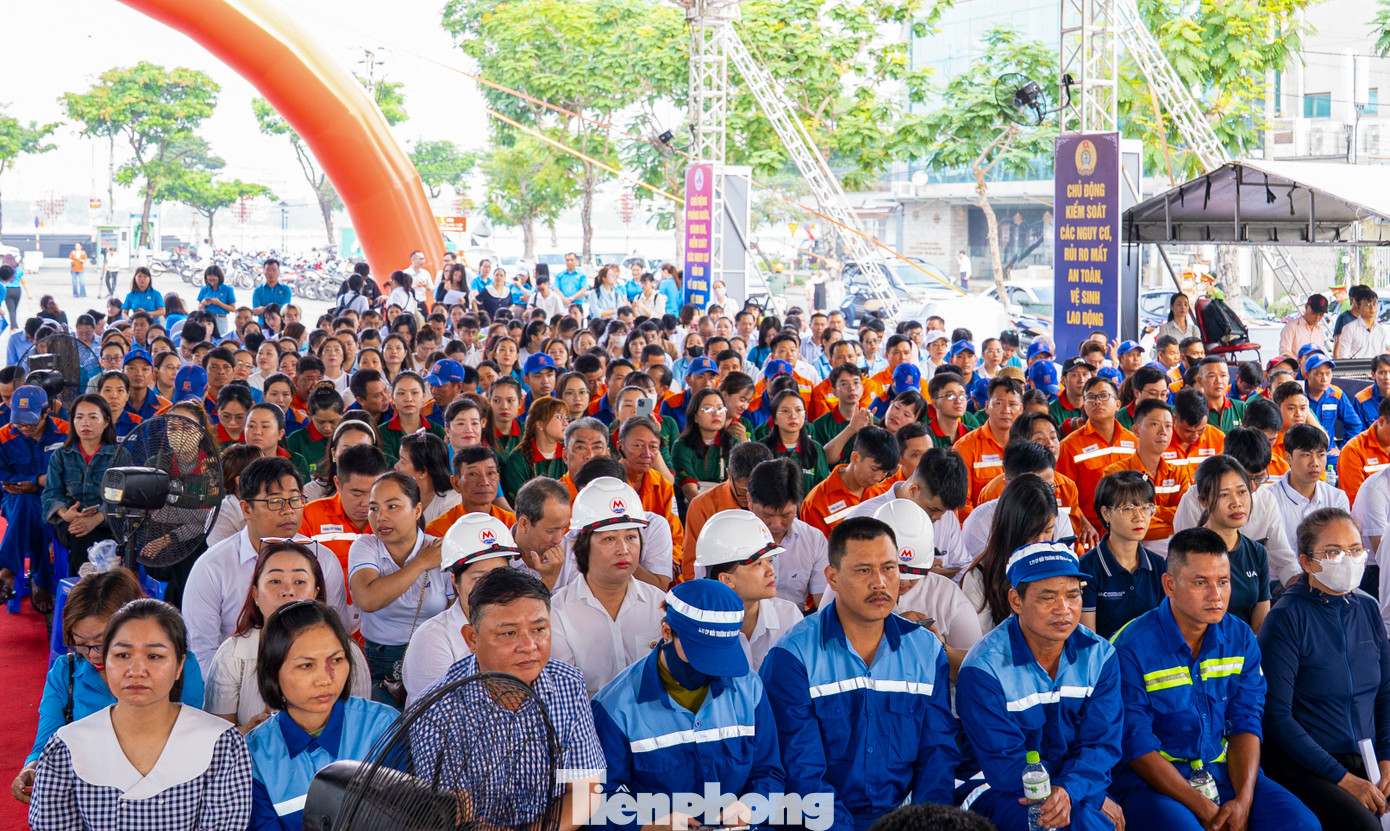 Theo đó, thành phố Đà Nẵng tập trung triển khai nhiều hoạt động hưởng ứng thiết thực, hướng về cơ sở, trực tiếp giải quyết những vấn đề công nhân, người lao động quan tâm. Các doanh nghiệp chú trọng cải thiện điều kiện lao động, tăng cường công tác quản lý máy móc, thiết bị nhằm đảm bảo an toàn, vệ sinh lao động, chủ động kiểm soát các nguy cơ, rủi ro, hạn chế tai nạn lao động. Theo đó, thành phố Đà Nẵng tập trung triển khai nhiều hoạt động hưởng ứng thiết thực, hướng về cơ sở, trực tiếp giải quyết những vấn đề công nhân, người lao động quan tâm. Các doanh nghiệp chú trọng cải thiện điều kiện lao động, tăng cường công tác quản lý máy móc, thiết bị nhằm đảm bảo an toàn, vệ sinh lao động, chủ động kiểm soát các nguy cơ, rủi ro, hạn chế tai nạn lao động.