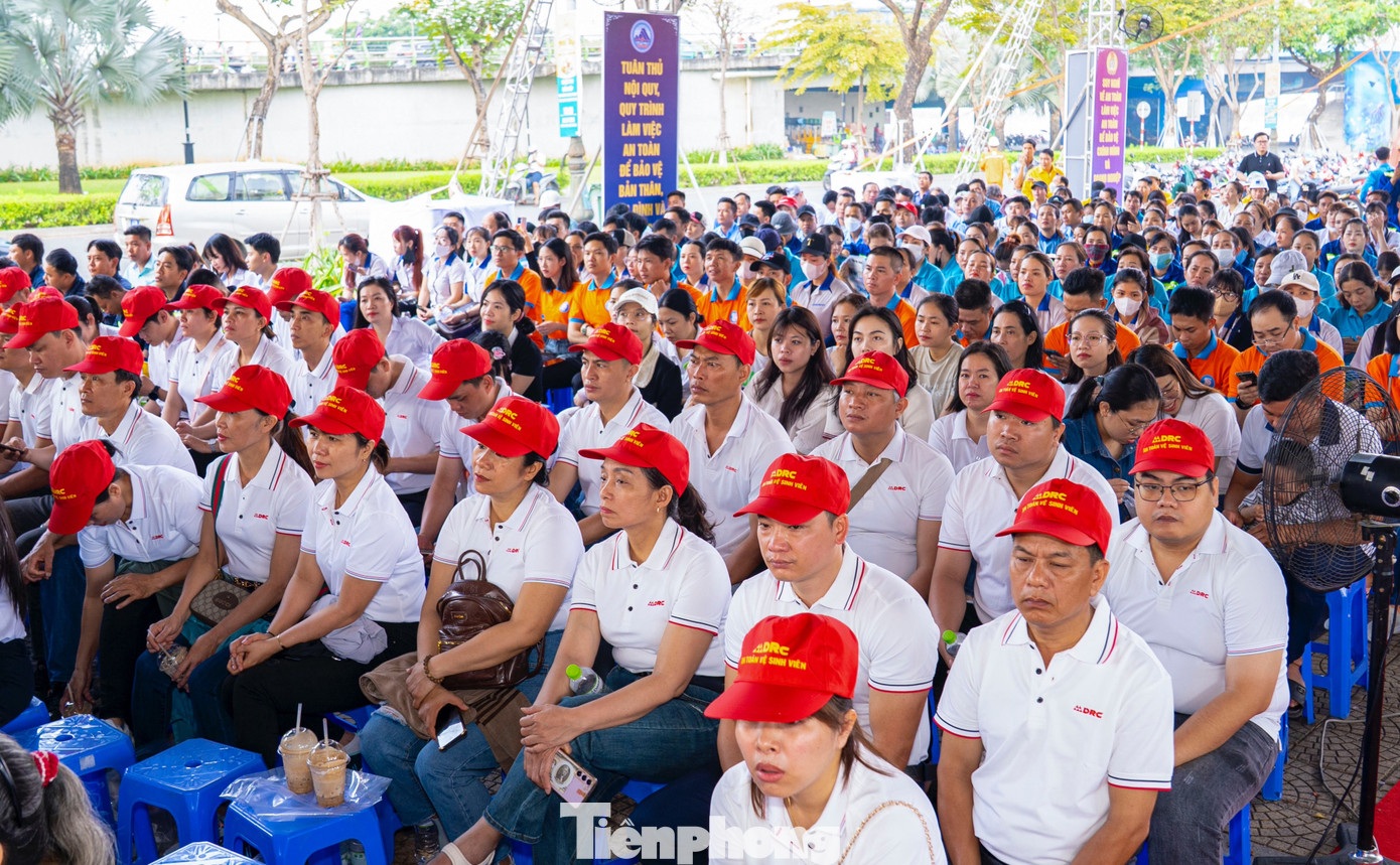 Theo đó, thành phố Đà Nẵng tập trung triển khai nhiều hoạt động hưởng ứng thiết thực, hướng về cơ sở, trực tiếp giải quyết những vấn đề công nhân, người lao động quan tâm. Các doanh nghiệp chú trọng cải thiện điều kiện lao động, tăng cường công tác quản lý máy móc, thiết bị nhằm đảm bảo an toàn, vệ sinh lao động, chủ động kiểm soát các nguy cơ, rủi ro, hạn chế tai nạn lao động. Theo đó, thành phố Đà Nẵng tập trung triển khai nhiều hoạt động hưởng ứng thiết thực, hướng về cơ sở, trực tiếp giải quyết những vấn đề công nhân, người lao động quan tâm. Các doanh nghiệp chú trọng cải thiện điều kiện lao động, tăng cường công tác quản lý máy móc, thiết bị nhằm đảm bảo an toàn, vệ sinh lao động, chủ động kiểm soát các nguy cơ, rủi ro, hạn chế tai nạn lao động.
