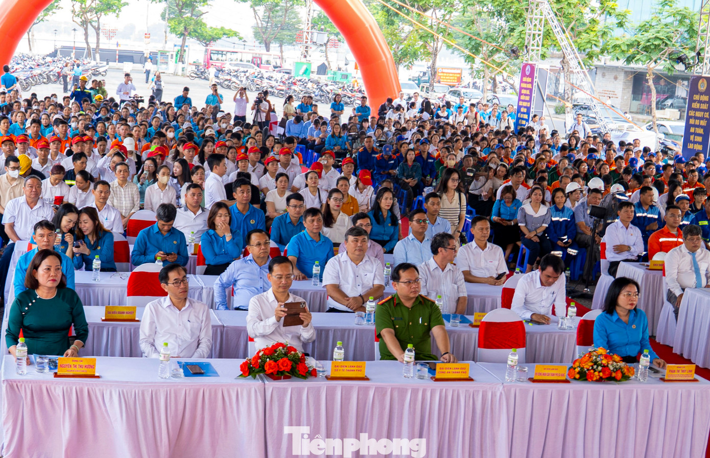 Hoạt động nhằm phát động đợt cao điểm tuyên truyền, nâng cao ý thức, nhận thức của các cấp, các ngành, các địa phương, người sử dụng lao động, người lao động tại các cơ quan, đơn vị, doanh nghiệp và toàn thể nhân dân trên địa bàn thành phố về công tác an toàn, vệ sinh lao động (ATVSLĐ); chăm lo đời sống, sức khỏe của công nhân lao động, đồng thời triển khai chủ đề Tháng hành động về ATVSLĐ năm 2025. Hoạt động nhằm phát động đợt cao điểm tuyên truyền, nâng cao ý thức, nhận thức của các cấp, các ngành, các địa phương, người sử dụng lao động, người lao động tại các cơ quan, đơn vị, doanh nghiệp và toàn thể nhân dân trên địa bàn thành phố về công tác an toàn, vệ sinh lao động (ATVSLĐ); chăm lo đời sống, sức khỏe của công nhân lao động, đồng thời triển khai chủ đề Tháng hành động về ATVSLĐ năm 2025.