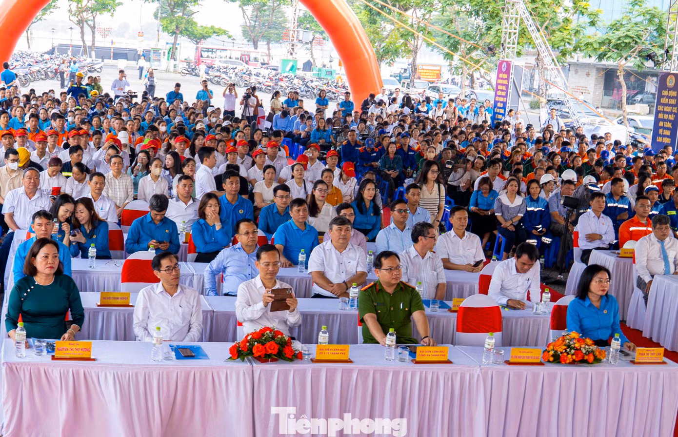 Hoạt động nhằm phát động đợt cao điểm tuyên truyền, nâng cao ý thức, nhận thức của các cấp, các ngành, các địa phương, người sử dụng lao động, người lao động tại các cơ quan, đơn vị, doanh nghiệp và toàn thể nhân dân trên địa bàn thành phố về công tác an toàn, vệ sinh lao động (ATVSLĐ); chăm lo đời sống, sức khỏe của công nhân lao động, đồng thời triển khai chủ đề Tháng hành động về ATVSLĐ năm 2025.