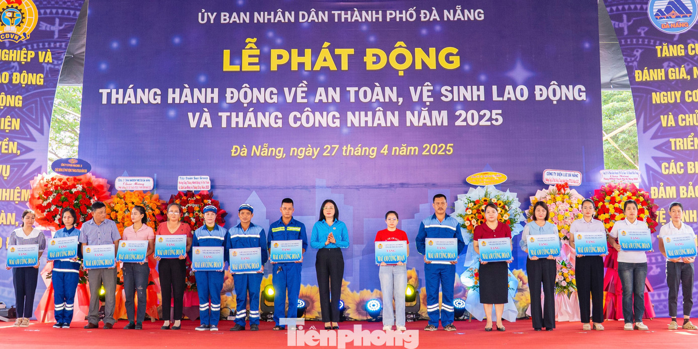 Trong Tháng Công nhân 2025, Liên đoàn Lao động thành phố tặng 174 suất quà, tổng kinh phí 380 triệu đồng, gồm: 170 suất quà, mỗi suất 2 triệu đồng cho người lao động bị tai nạn lao động, bệnh nghề nghiệp, bệnh hiểm nghèo và 4 suất, trị giá 10 triệu đồng/suất hỗ trợ cho gia đình đoàn viên, công nhân bị tử vong do tai nạn lao động, bệnh nghề nghiệp; trao 34 “Mái ấm Công đoàn” với tổng kinh phí hơn 1,22 tỷ đồng cho đoàn viên có hoàn cảnh khó khăn về nhà ở. Trong Tháng Công nhân 2025, Liên đoàn Lao động thành phố tặng 174 suất quà, tổng kinh phí 380 triệu đồng, gồm: 170 suất quà, mỗi suất 2 triệu đồng cho người lao động bị tai nạn lao động, bệnh nghề nghiệp, bệnh hiểm nghèo và 4 suất, trị giá 10 triệu đồng/suất hỗ trợ cho gia đình đoàn viên, công nhân bị tử vong do tai nạn lao động, bệnh nghề nghiệp; trao 34 “Mái ấm Công đoàn” với tổng kinh phí hơn 1,22 tỷ đồng cho đoàn viên có hoàn cảnh khó khăn về nhà ở.