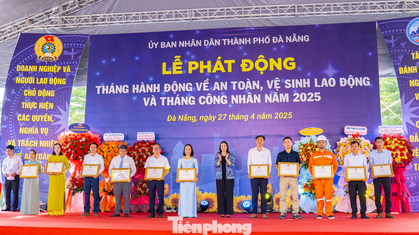 Tại lễ phát động, Ban tổ chức trao khen thưởng của các cấp, ngành cho 21 tập thể, cá nhân có thành tích xuất sắc trong công tác an toàn vệ sinh lao động và 4 tập thể có thành tích xuất sắc trong phong trào thi đua lao động giỏi, xây dựng tổ chức Công đoàn vững mạnh năm 2024. Tại lễ phát động, Ban tổ chức trao khen thưởng của các cấp, ngành cho 21 tập thể, cá nhân có thành tích xuất sắc trong công tác an toàn vệ sinh lao động và 4 tập thể có thành tích xuất sắc trong phong trào thi đua lao động giỏi, xây dựng tổ chức Công đoàn vững mạnh năm 2024.