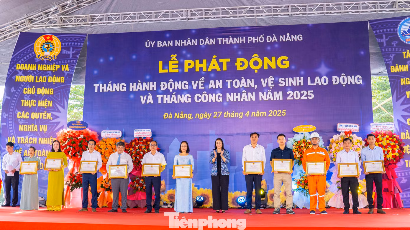 Tại lễ phát động, Ban tổ chức trao khen thưởng của các cấp, ngành cho 21 tập thể, cá nhân có thành tích xuất sắc trong công tác an toàn vệ sinh lao động và 4 tập thể có thành tích xuất sắc trong phong trào thi đua lao động giỏi, xây dựng tổ chức Công đoàn vững mạnh năm 2024.
