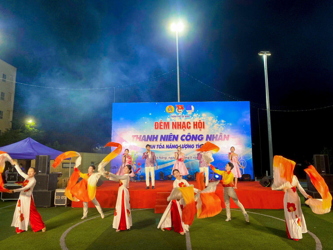 Tối 18/5, Thành Đoàn – Hội Liên hiệp Thanh niên Việt Nam thành phố Đà Nẵng phối hợp với Liên đoàn Lao động thành phố tổ chức Ngày hội Thanh niên công nhân với văn hóa giao thông và Đêm nhạc &quot;Thanh niên công nhân – Lan tỏa năng lượng tích cực&quot; năm 2025, nhằm hưởng ứng Tháng Công nhân và Tháng hành động về An toàn, vệ sinh lao động. Ảnh: Duy Quốc