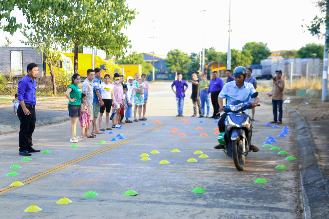 Ngày hội cũng đã diễn ra với nhiều hoạt động phong phú, thiết thực như hướng dẫn lái xe an toàn, thi kiến thức về an toàn giao thông, các gian hàng trò chơi, đố vui có thưởng tạo không khí vui tươi, gắn kết giữa thanh niên công nhân với tổ chức Đoàn – Hội.