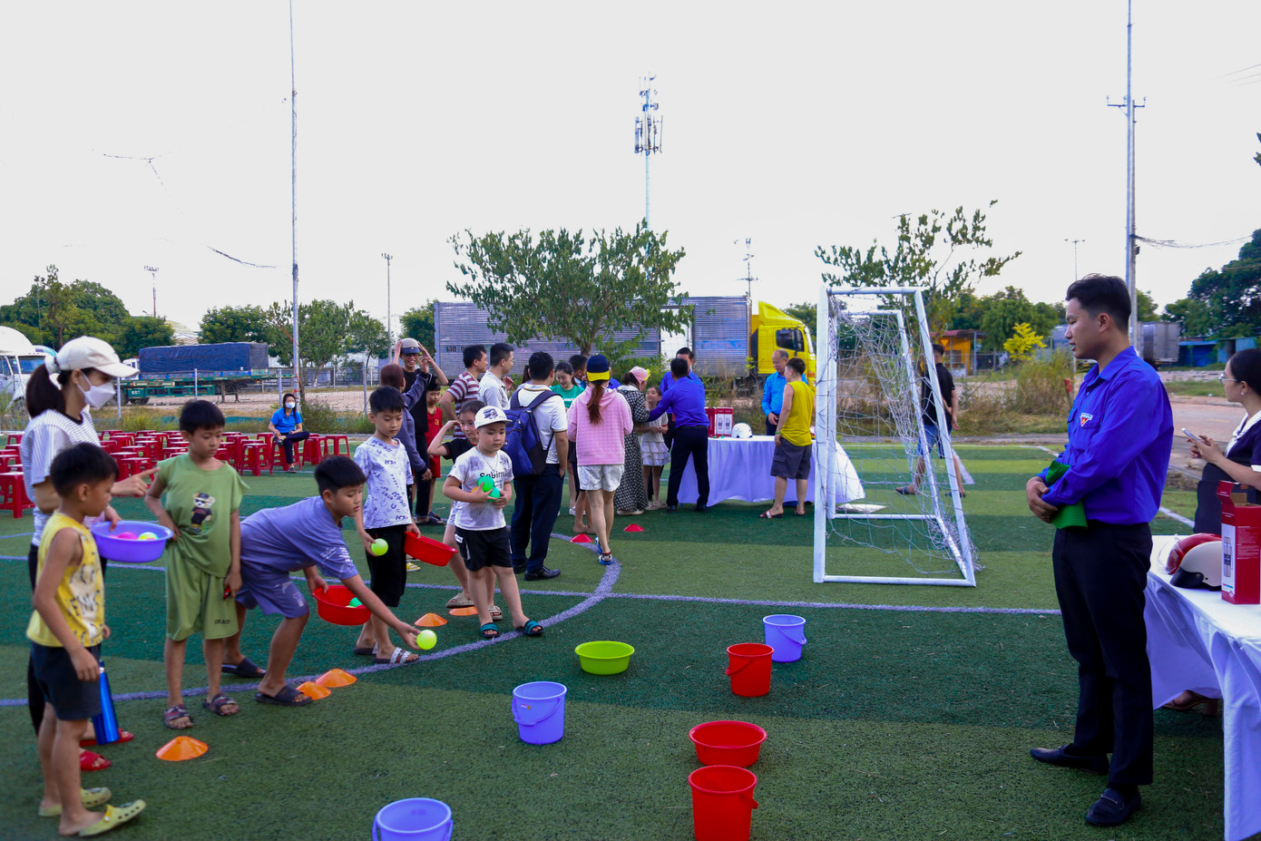Ngày hội cũng đã diễn ra với nhiều hoạt động phong phú, thiết thực như hướng dẫn lái xe an toàn, thi kiến thức về an toàn giao thông, các gian hàng trò chơi, đố vui có thưởng tạo không khí vui tươi, gắn kết giữa thanh niên công nhân với tổ chức Đoàn – Hội.