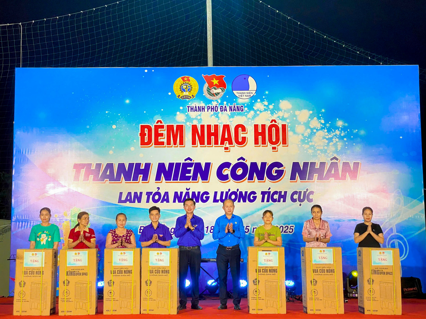 Tại chương trình, Ban Tổ chức đã trao tặng 10 quạt hơi nước và 200 suất quà, mỗi suất trị giá 500 nghìn đồng dành cho thanh niên công nhân có hoàn cảnh khó khăn. Tổng giá trị quà tặng lên đến 150 triệu đồng.