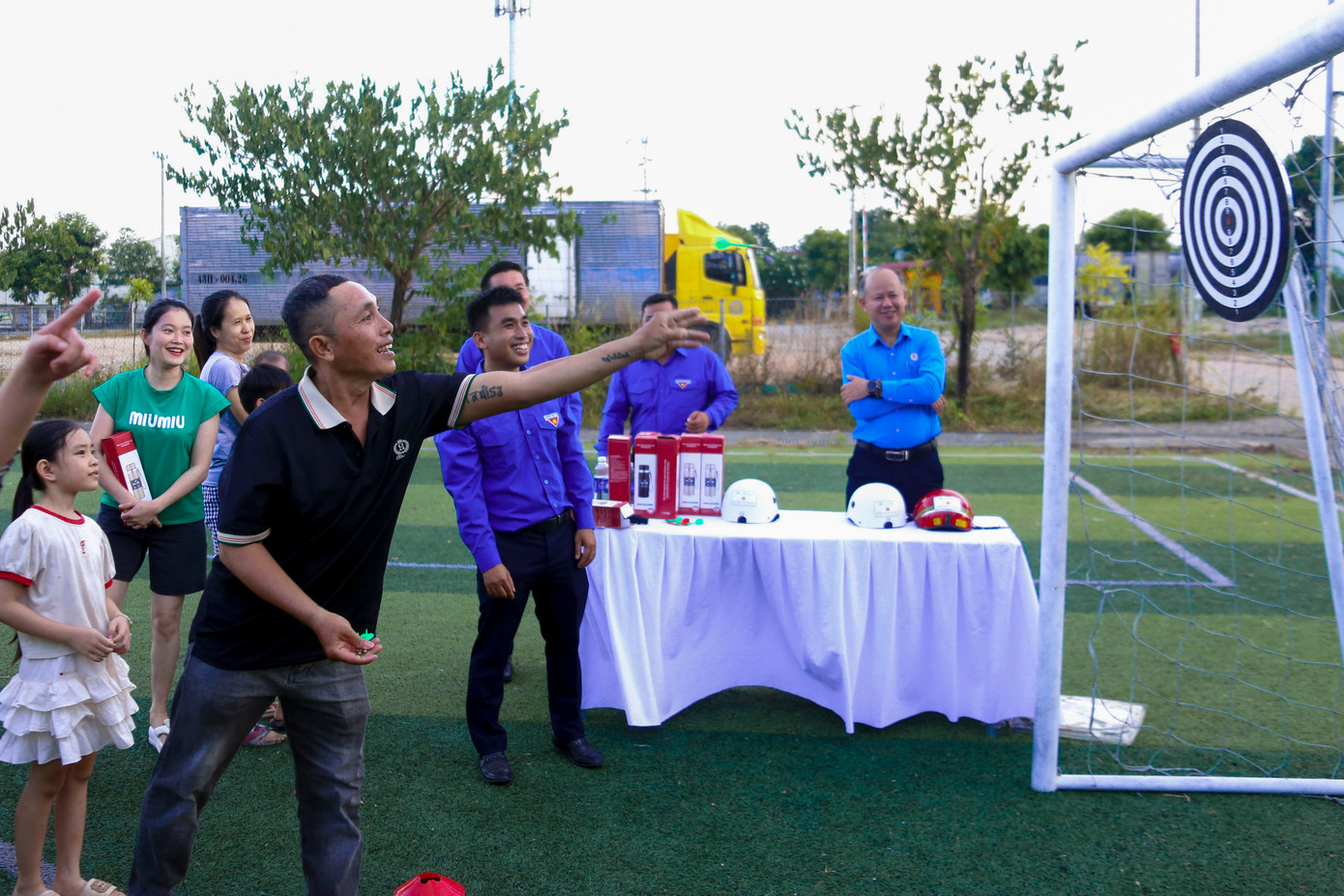 Ngày hội cũng đã diễn ra với nhiều hoạt động phong phú, thiết thực như hướng dẫn lái xe an toàn, thi kiến thức về an toàn giao thông, các gian hàng trò chơi, đố vui có thưởng tạo không khí vui tươi, gắn kết giữa thanh niên công nhân với tổ chức Đoàn – Hội.