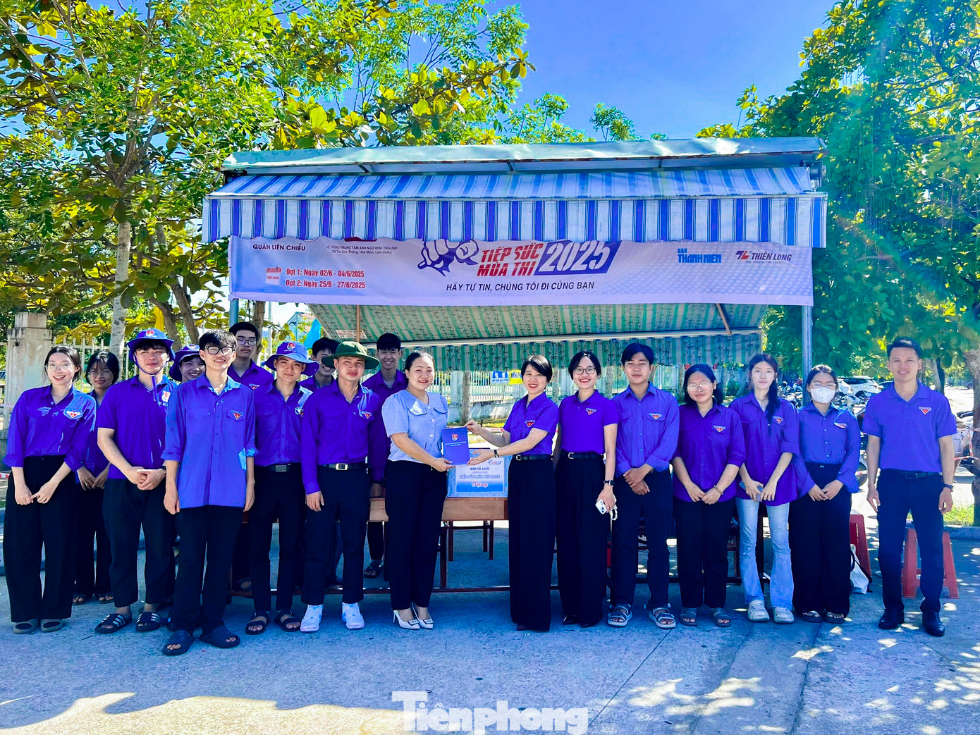 Thành Đoàn trao tặng nhiều phần quà tại 7 điểm thi trên địa bàn, nhằm hỗ trợ và tạo điều kiện thuận lợi cho công tác tiếp sức mùa thi diễn ra hiệu quả, an toàn. Thành Đoàn trao tặng nhiều phần quà tại 7 điểm thi trên địa bàn, nhằm hỗ trợ và tạo điều kiện thuận lợi cho công tác tiếp sức mùa thi diễn ra hiệu quả, an toàn.