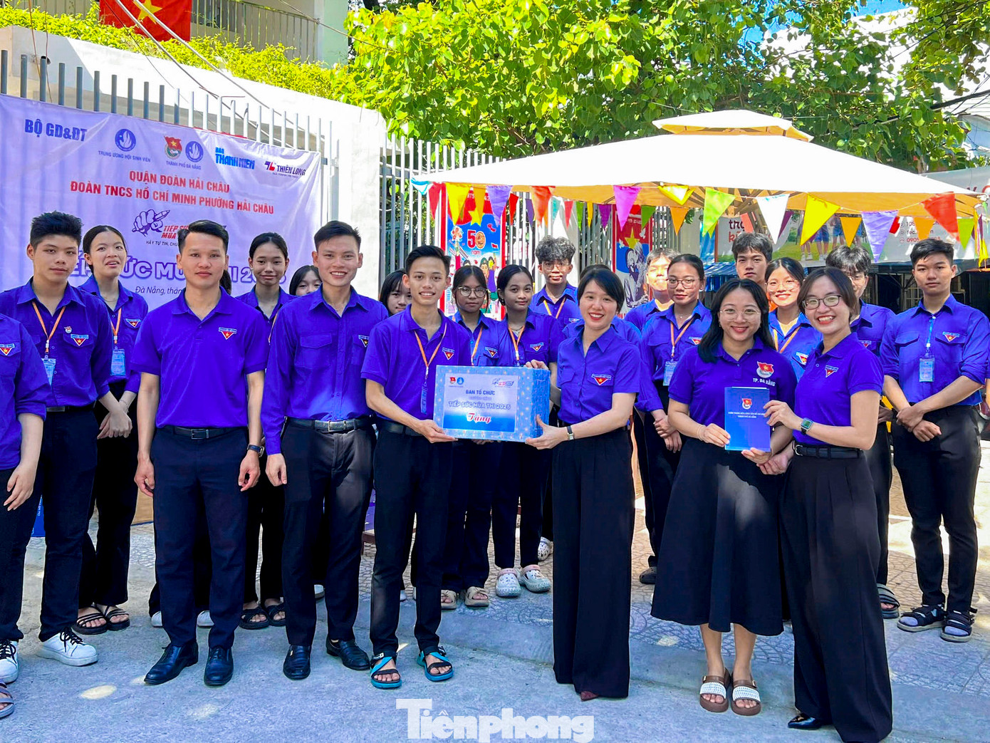 Thành Đoàn Đà Nẵng thăm và tặng quà cho đội hình tiếp sức mùa thi sáng 3/6. Ảnh: Duy Quốc Thành Đoàn Đà Nẵng thăm và tặng quà cho đội hình tiếp sức mùa thi sáng 3/6. Ảnh: Duy Quốc