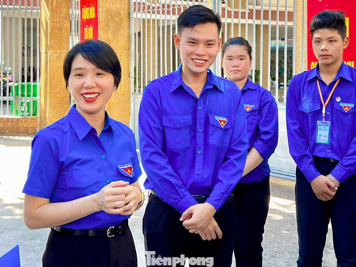 Niềm vui của các bạn đoàn viên thanh niên khi được lãnh đạo thành đoàn thăm và tặng quà. Niềm vui của các bạn đoàn viên thanh niên khi được lãnh đạo thành đoàn thăm và tặng quà.