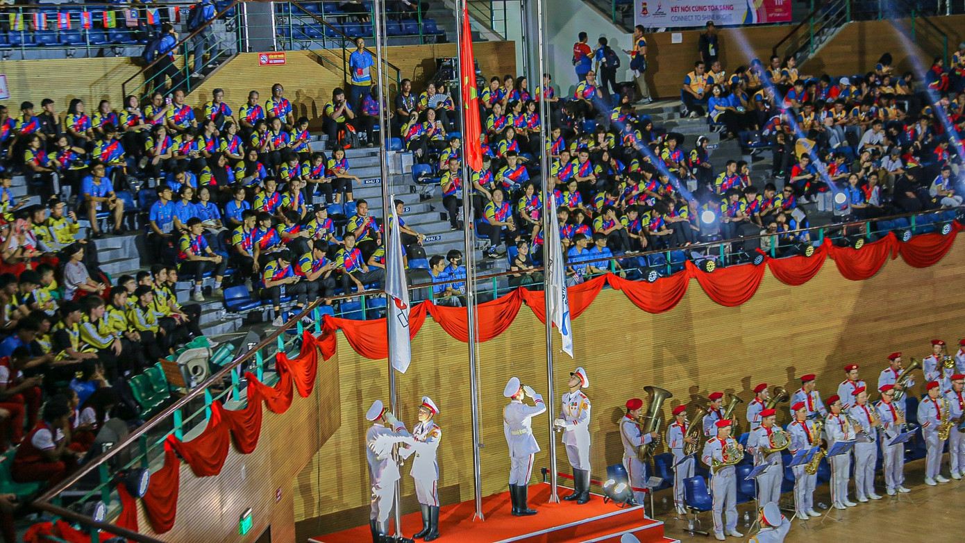 Thực hiện nghi thức trao cờ cho Brunei Darussalam - nước chủ nhà của Đại hội Thể thao học sinh Đông Nam Á lần thứ 14. Thực hiện nghi thức trao cờ cho Brunei Darussalam - nước chủ nhà của Đại hội Thể thao học sinh Đông Nam Á lần thứ 14.