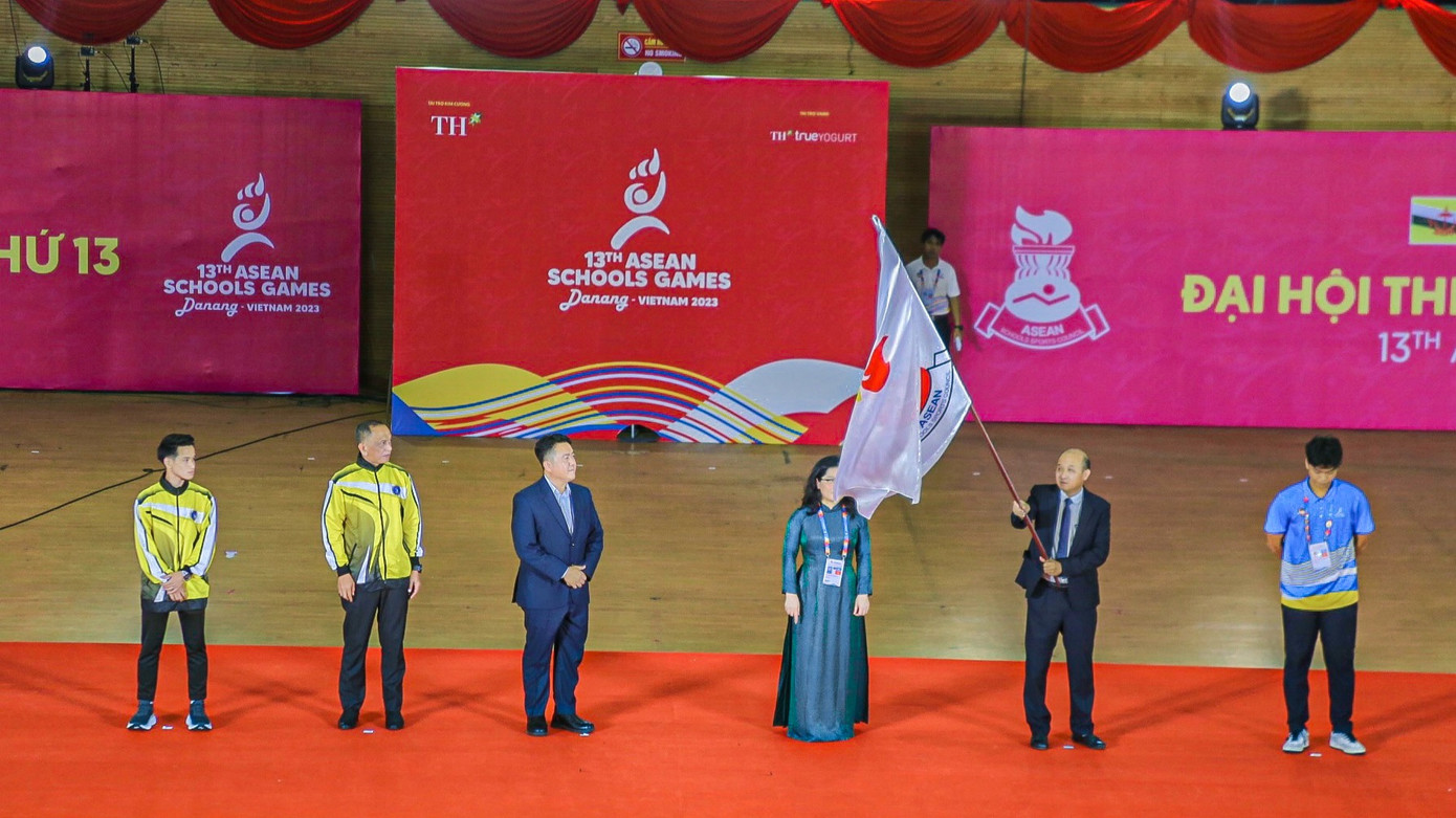 Thực hiện nghi thức trao cờ cho Brunei Darussalam - nước chủ nhà của Đại hội Thể thao học sinh Đông Nam Á lần thứ 14. Thực hiện nghi thức trao cờ cho Brunei Darussalam - nước chủ nhà của Đại hội Thể thao học sinh Đông Nam Á lần thứ 14.