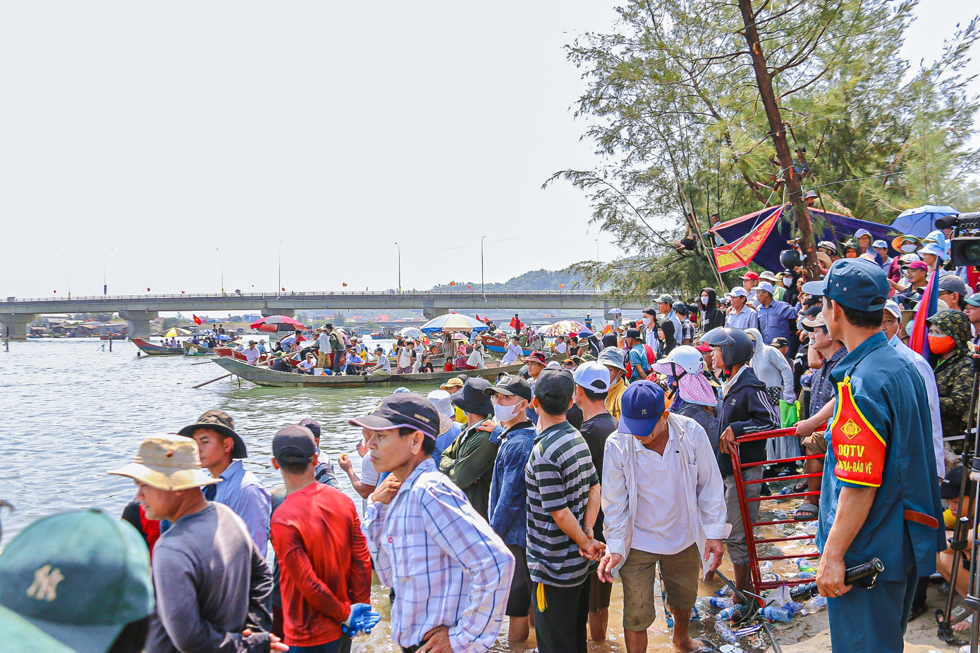 Theo ghi nhận, hàng nghìn người dân huyện Phú Lộc đã có mặt tại đầm Lập An (thị trấn Lăng Cô) từ rất sớm để xem đội nhà thi đấu, nhiều người đội nắng hò reo, cổ vũ rất nhiệt tình cho các đội đua.