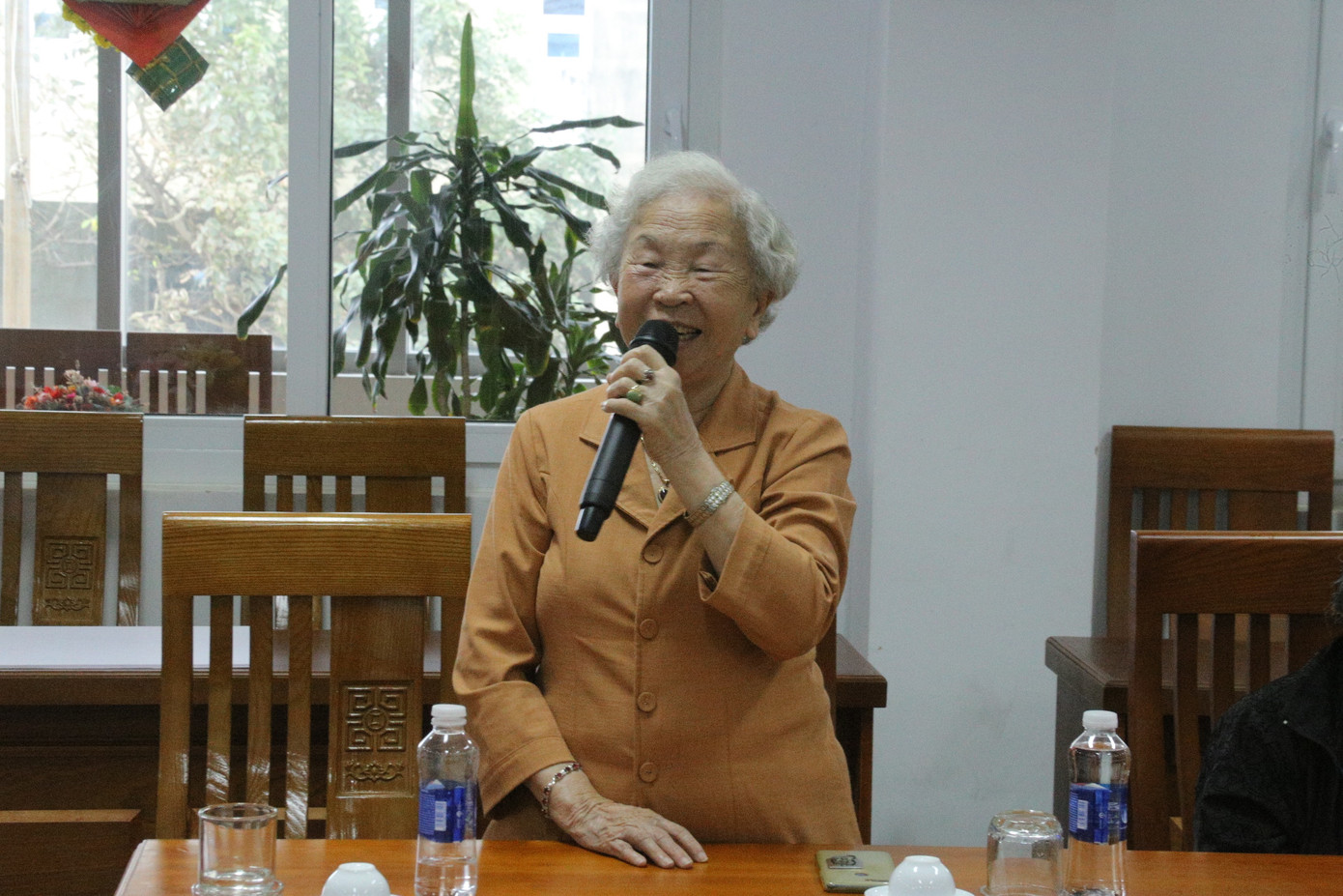 Cụ Nguyễn Thị Ái Mỹ xúc động trước những tình cảm mà báo Tiền Phong và BIDV đã đồng hành cùng các cụ qua nhiều năm nay. Cụ Nguyễn Thị Ái Mỹ xúc động trước những tình cảm mà báo Tiền Phong và BIDV đã đồng hành cùng các cụ qua nhiều năm nay.