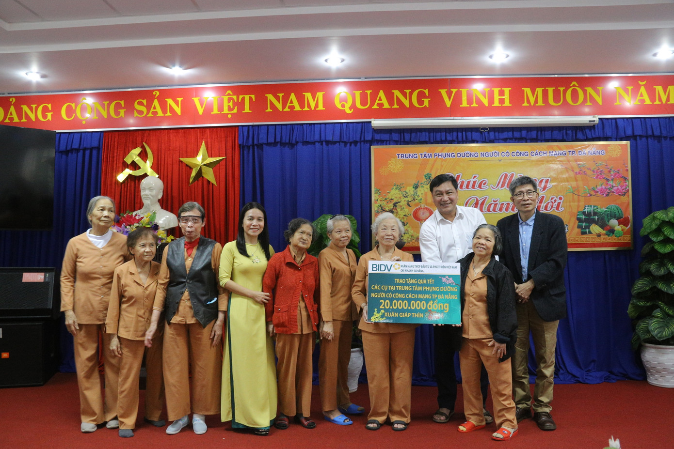 BIDV và báo Tiền Phong trao tặng 20 triệu đồng cho các cụ tại Trung tâm phụng dưỡng người có công cách mạng TP. Đà Nẵng. BIDV và báo Tiền Phong trao tặng 20 triệu đồng cho các cụ tại Trung tâm phụng dưỡng người có công cách mạng TP. Đà Nẵng.