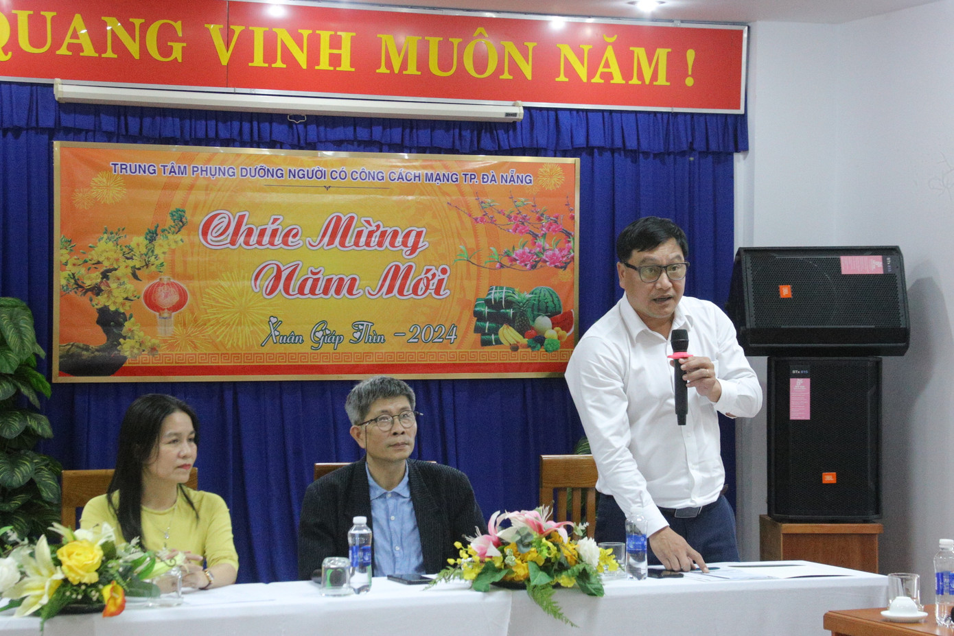 Ông Nguyễn Minh Hải, đại diện BIDV tại Đà Nẵng chúc các cụ luôn dồi dào sức khỏe để đón một năm mới thật hạnh phúc. Ông Nguyễn Minh Hải, đại diện BIDV tại Đà Nẵng chúc các cụ luôn dồi dào sức khỏe để đón một năm mới thật hạnh phúc.