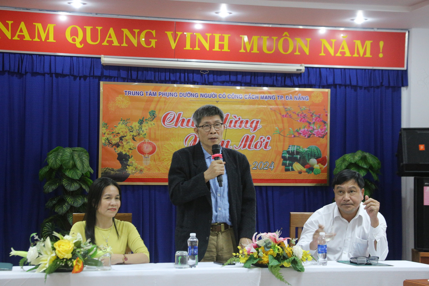 Nhà báo Trần Tuấn gửi lời tri ân sâu sắc đến các cụ tại Trung tâm. Nhà báo Trần Tuấn gửi lời tri ân sâu sắc đến các cụ tại Trung tâm.