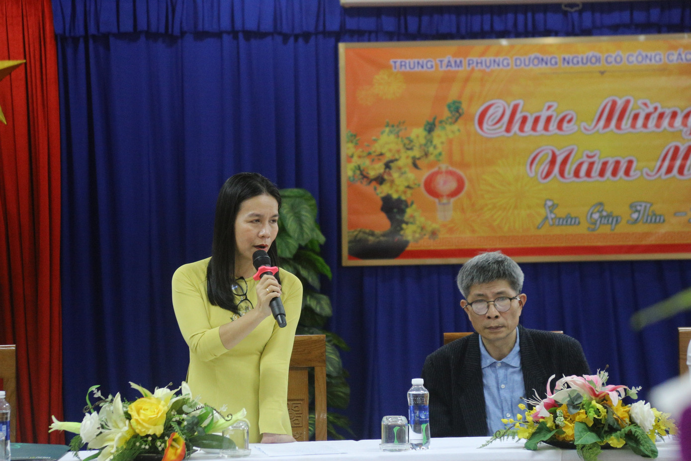 Bà Phạm Thị Oanh, Giám đốc Trung tâm Phụng dưỡng người có công cách mạng TP. Đà Nẵng, phát biểu. Bà Phạm Thị Oanh, Giám đốc Trung tâm Phụng dưỡng người có công cách mạng TP. Đà Nẵng, phát biểu.