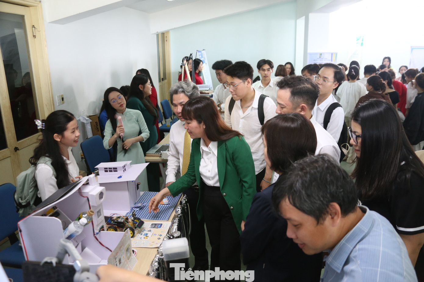 Các đại biểu tham quan không gian triển lãm trưng bày, giới thiệu các sản phẩm nghiên cứu khoa học của sinh viên. Các đại biểu tham quan không gian triển lãm trưng bày, giới thiệu các sản phẩm nghiên cứu khoa học của sinh viên.